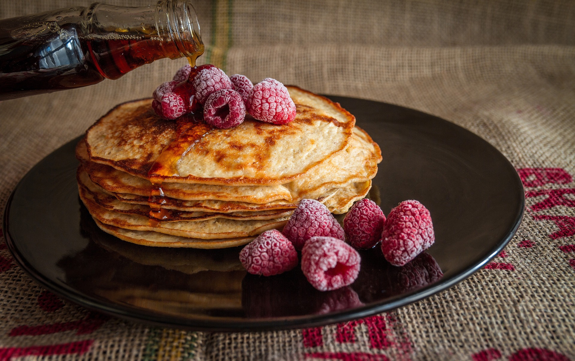 Free photo Frozen raspberries with pancakes