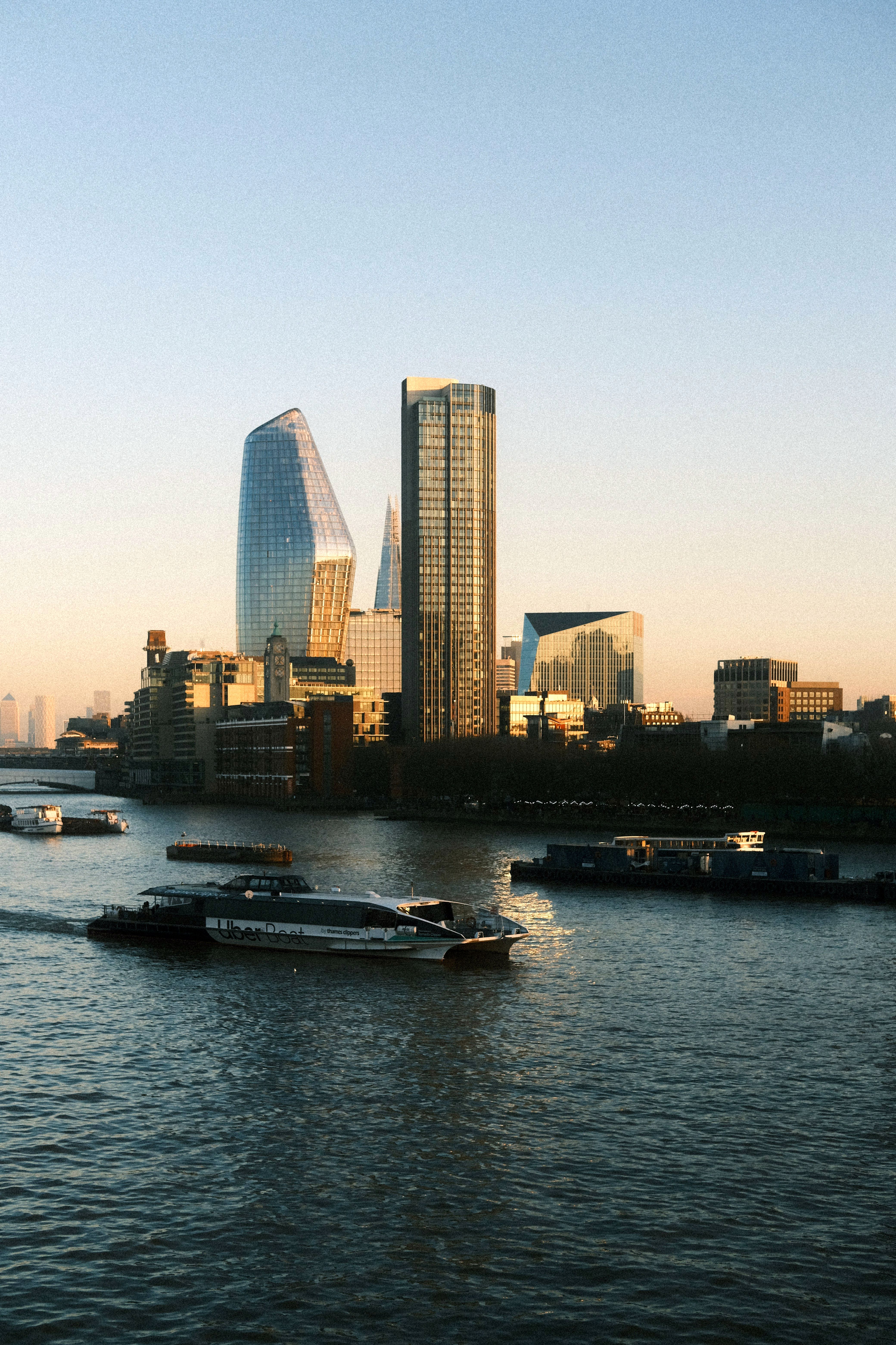 Корабли идут по реке.