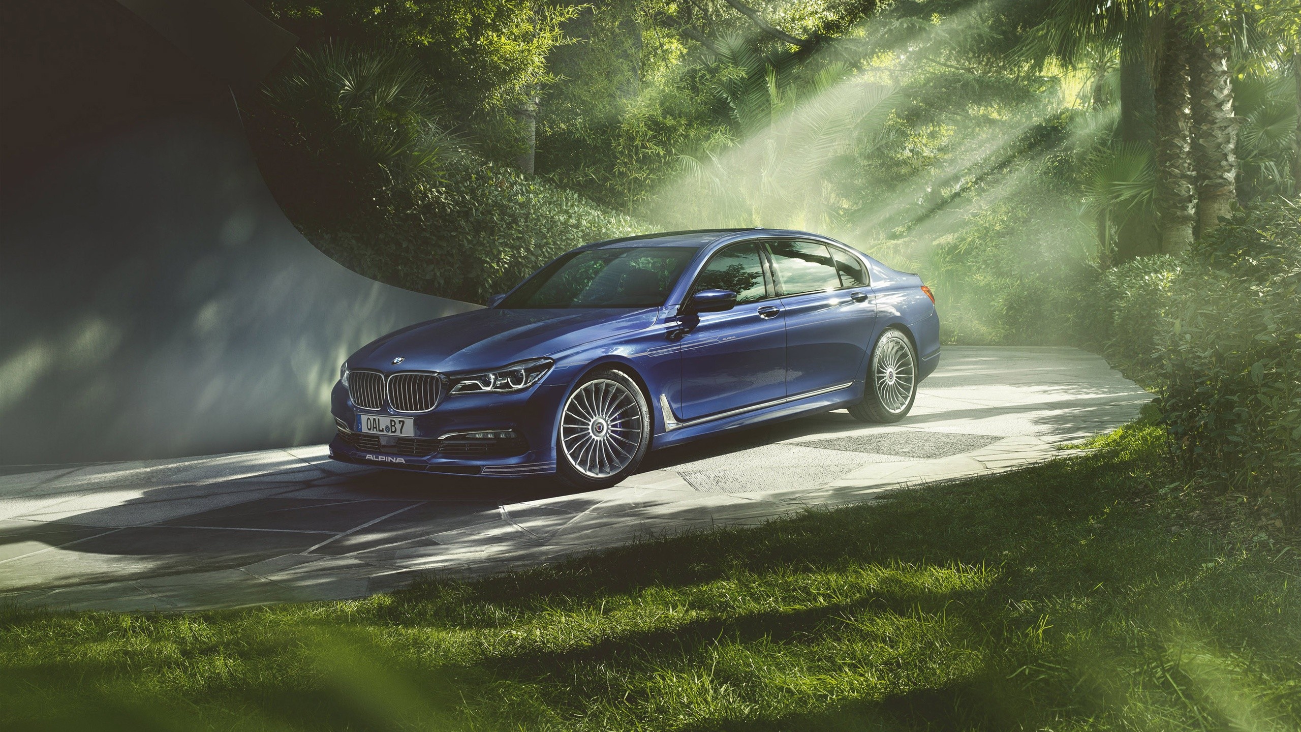 Free photo Bmw alpina b7 bi turbo sedan in blue color