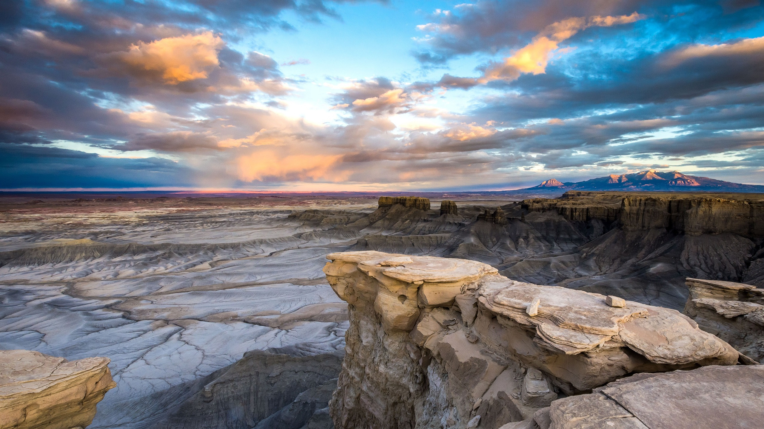 Free photo Wallpaper with beautiful valley landscape