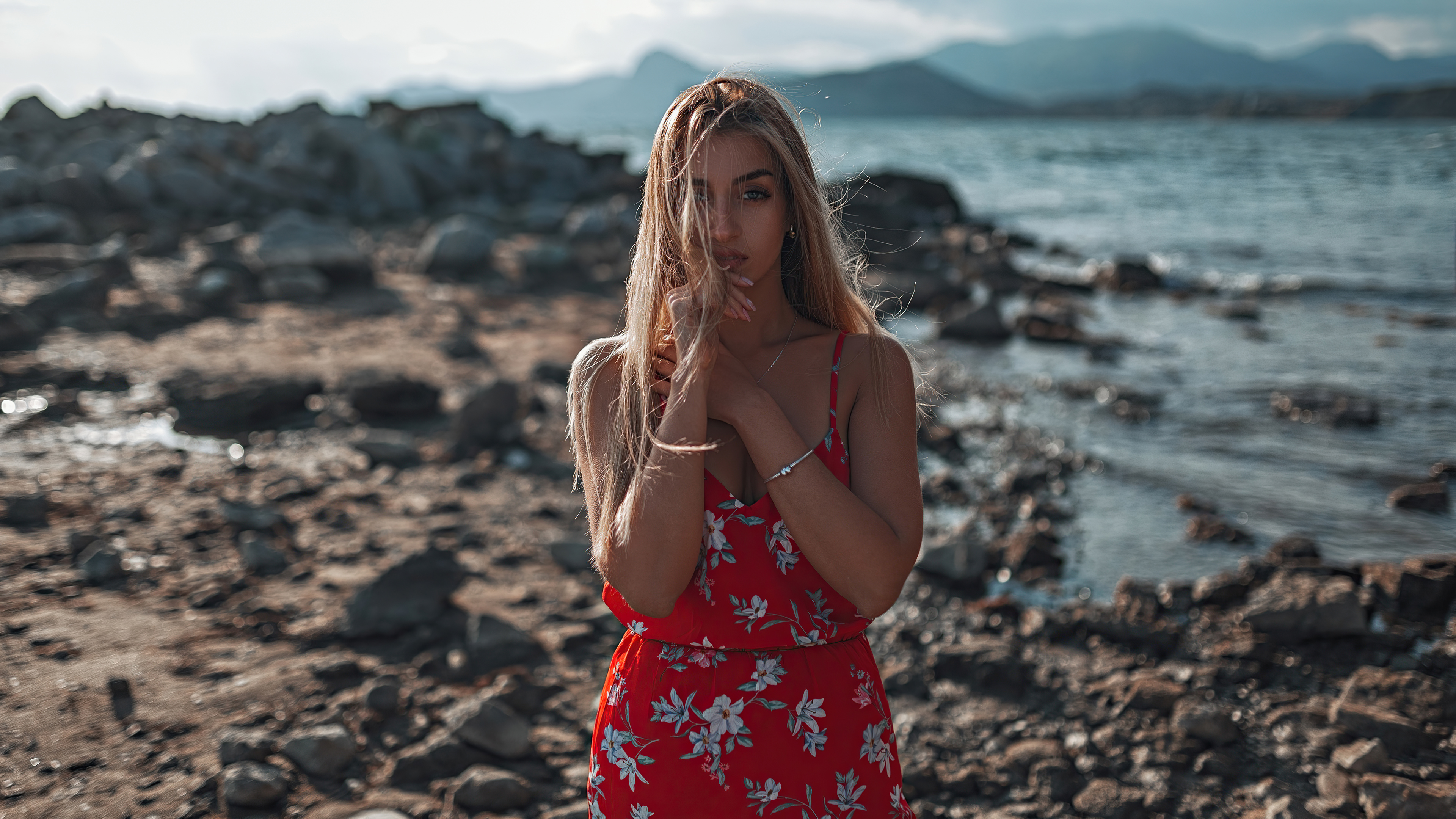 Free photo Long-haired girl in a red dress with flowers