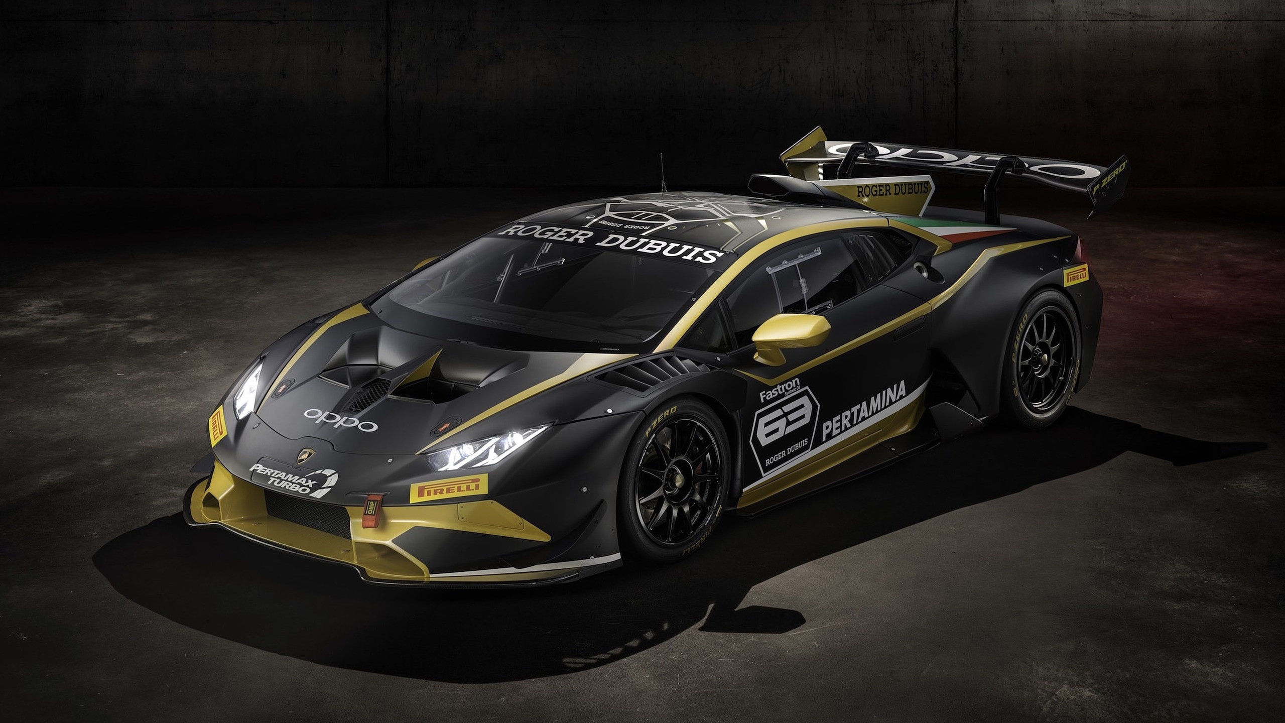 Free photo Lamborghini Huracan on a black background under a streetlight