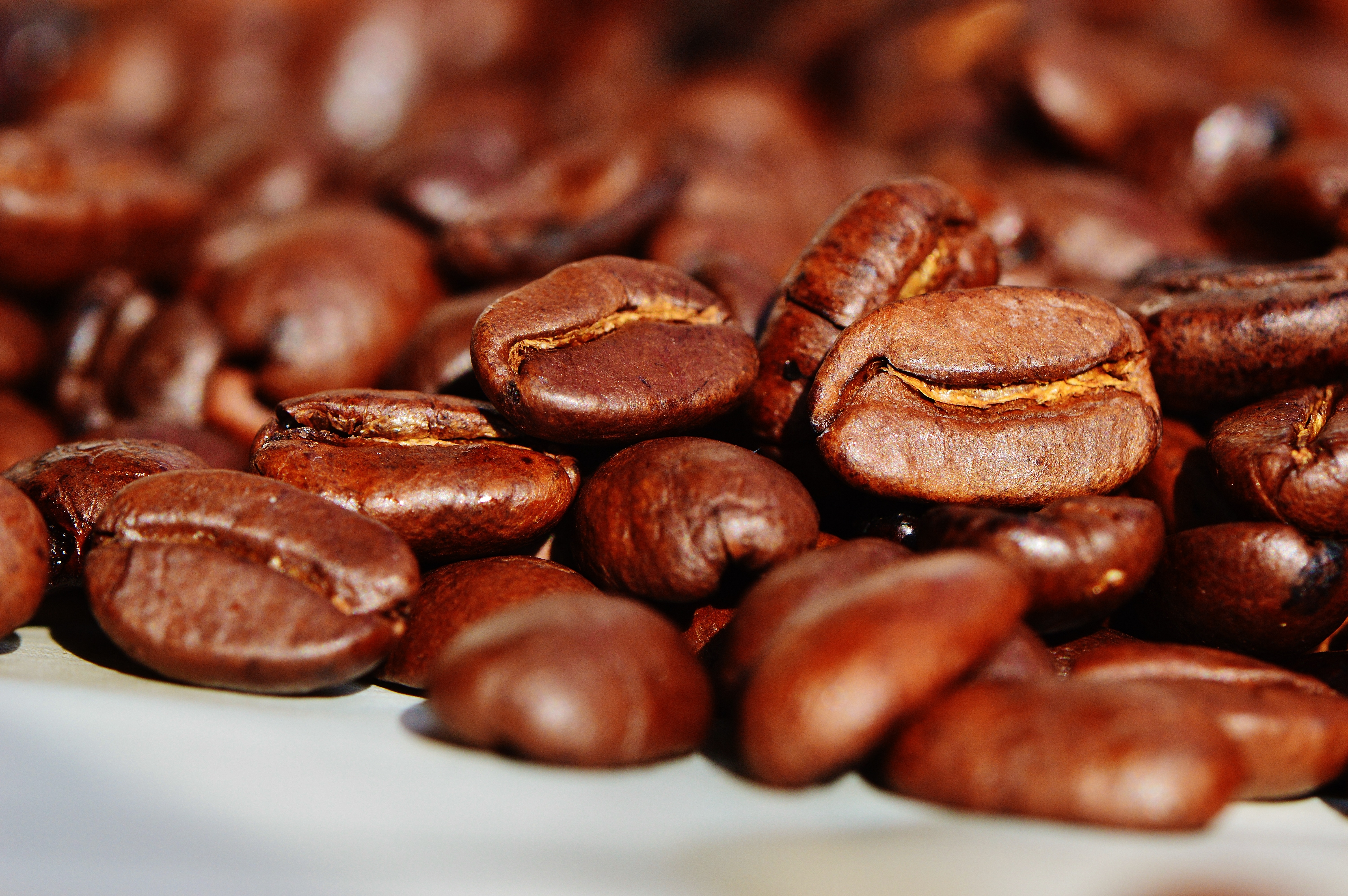 Free photo Coffee beans spilled out onto the table