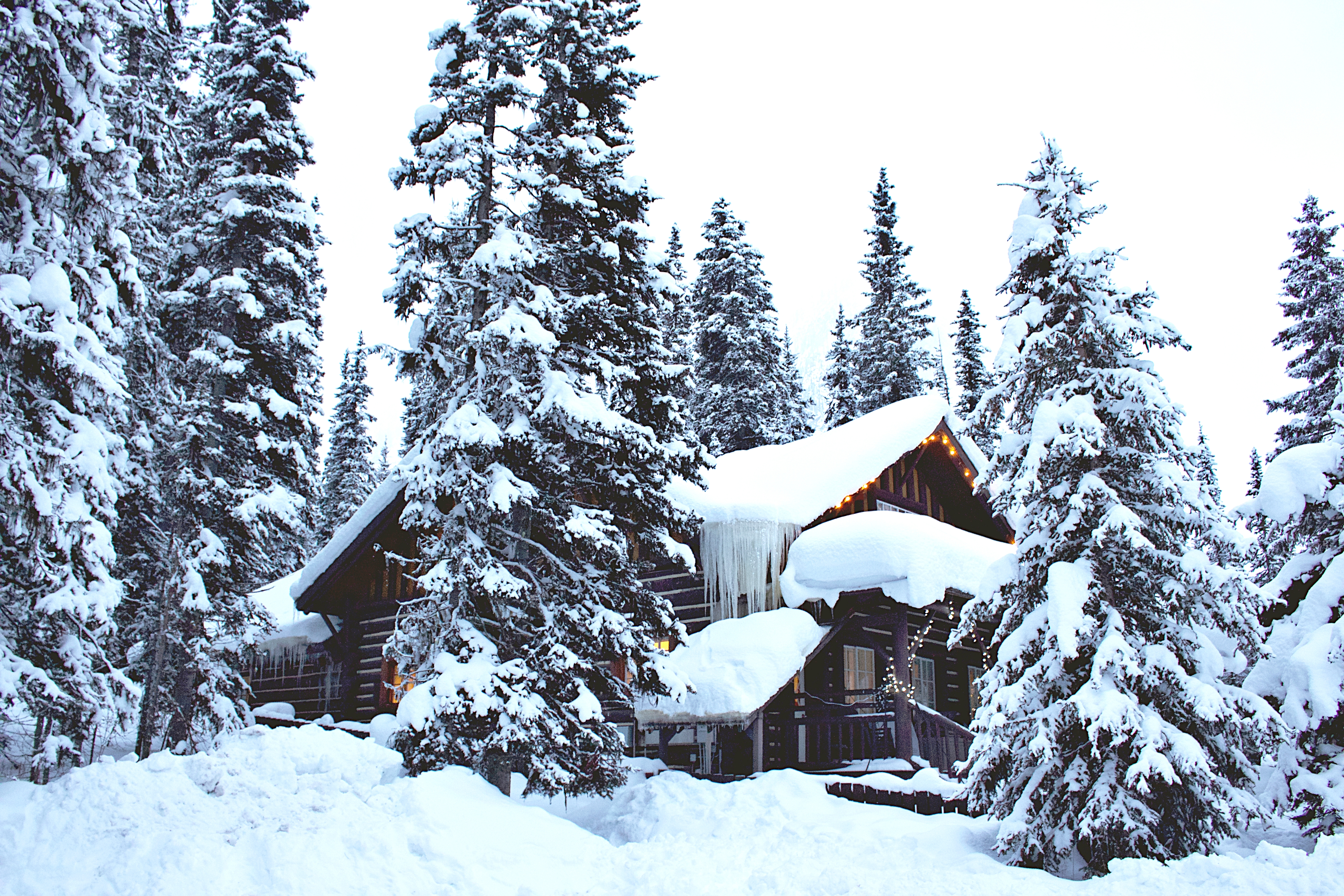 Free photo Large snowdrifts on a country house