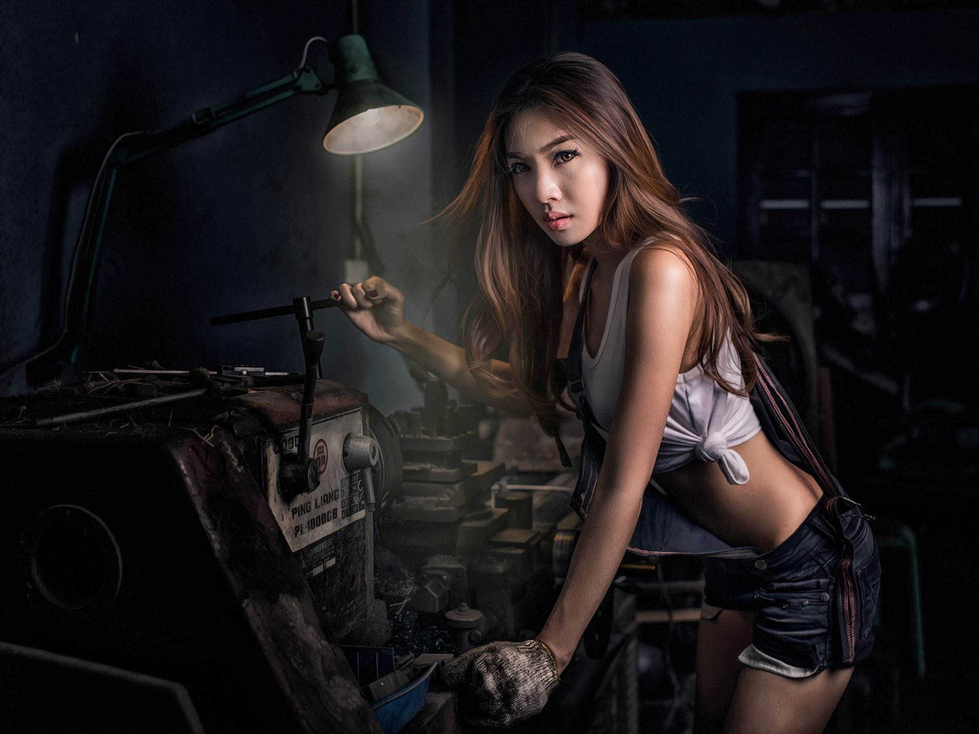 免费照片一位亚裔女性机械师