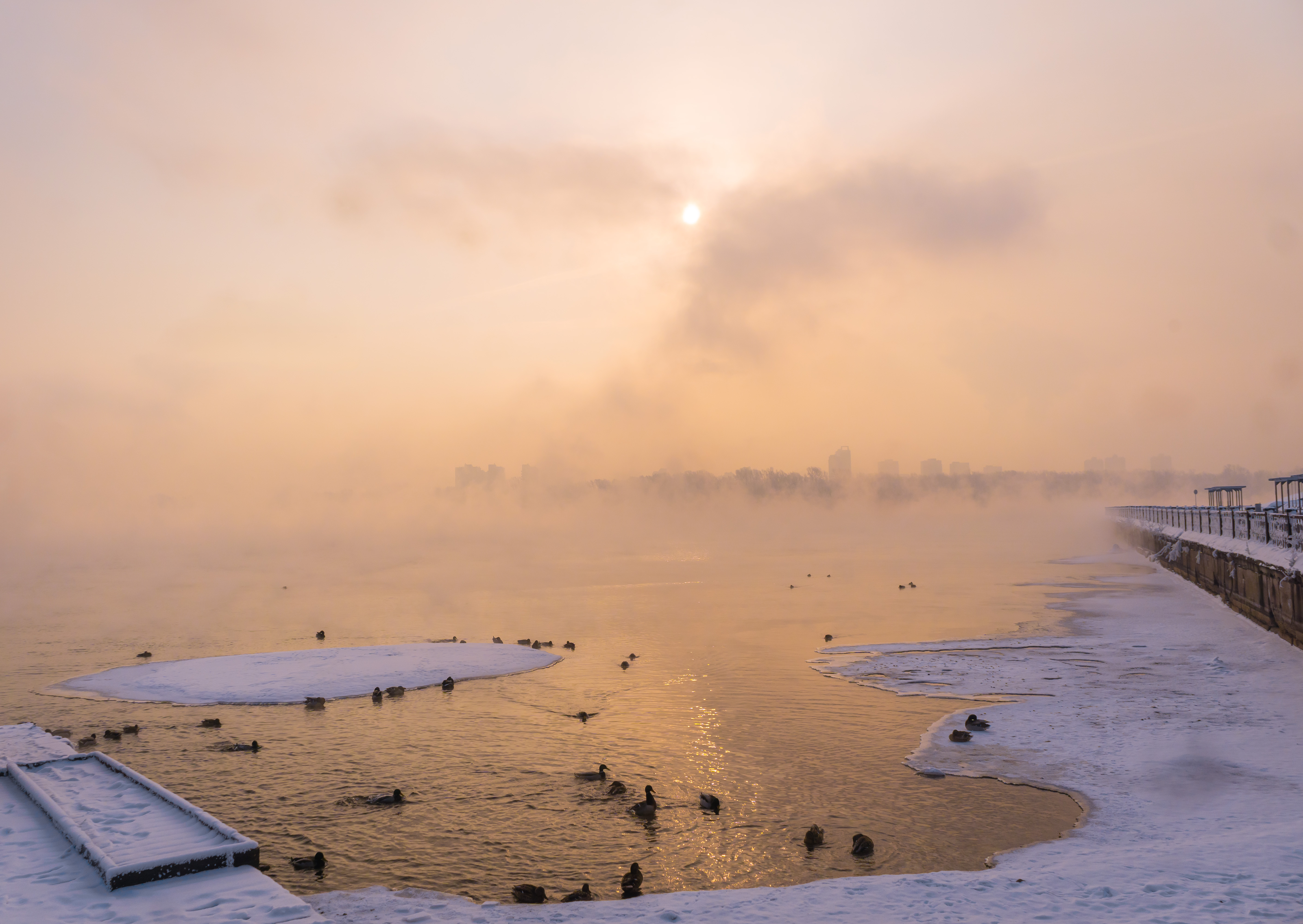 Яркое туманное утро над Енисеем