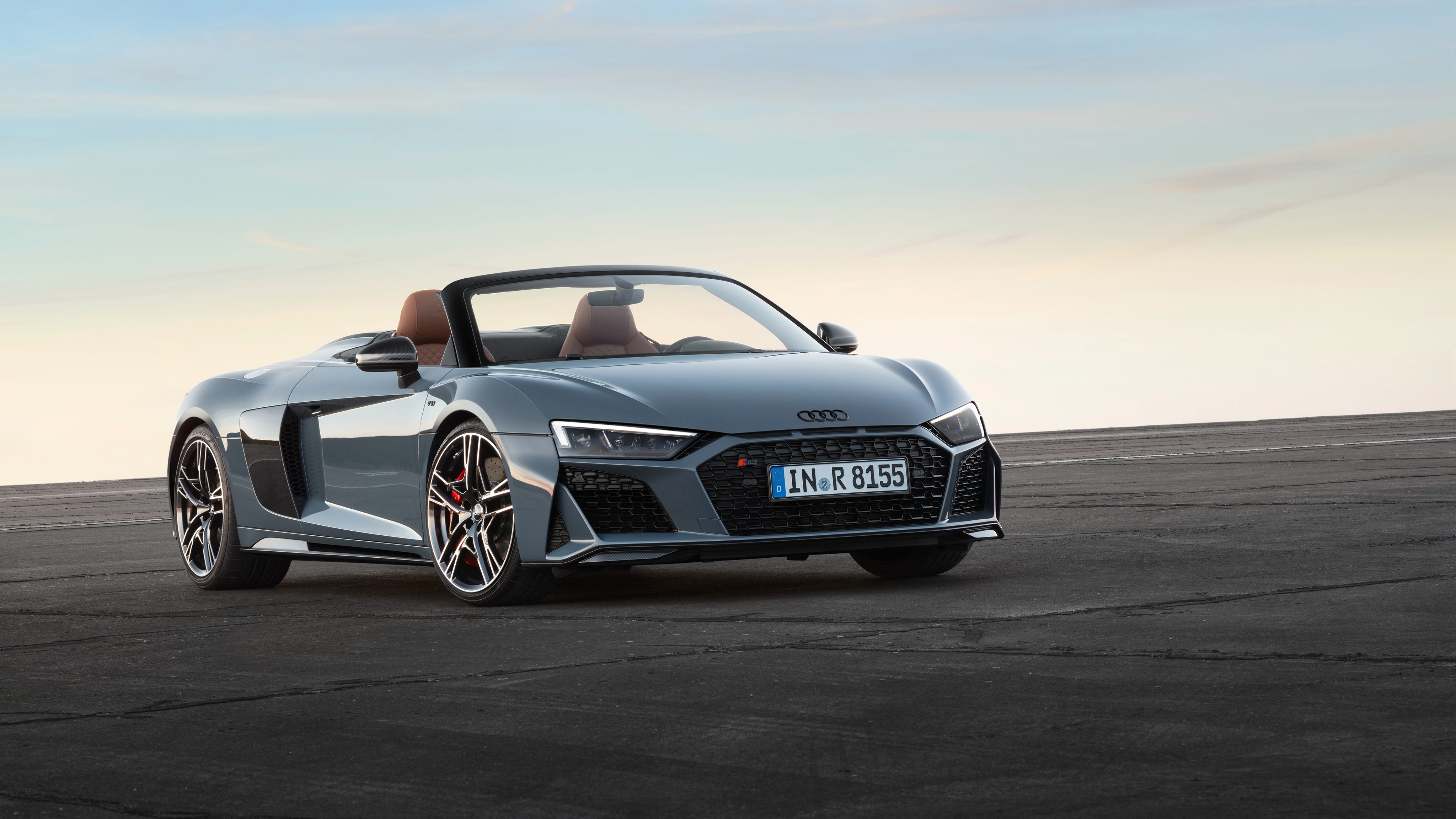 Бесплатное фото Audi R8 кабриолет 2019 года в сером цвете