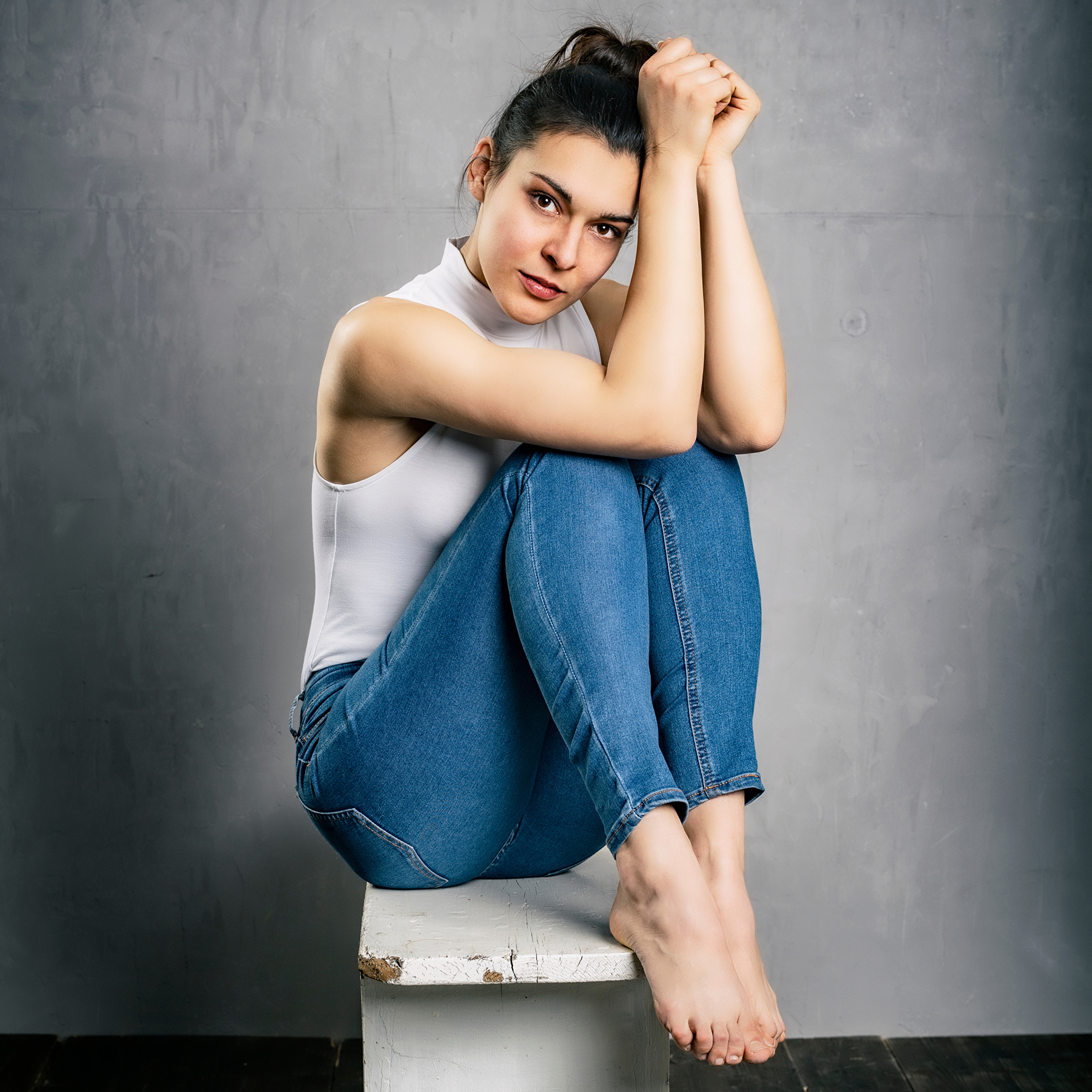 Wallpapers girls eyeing jeans on the desktop