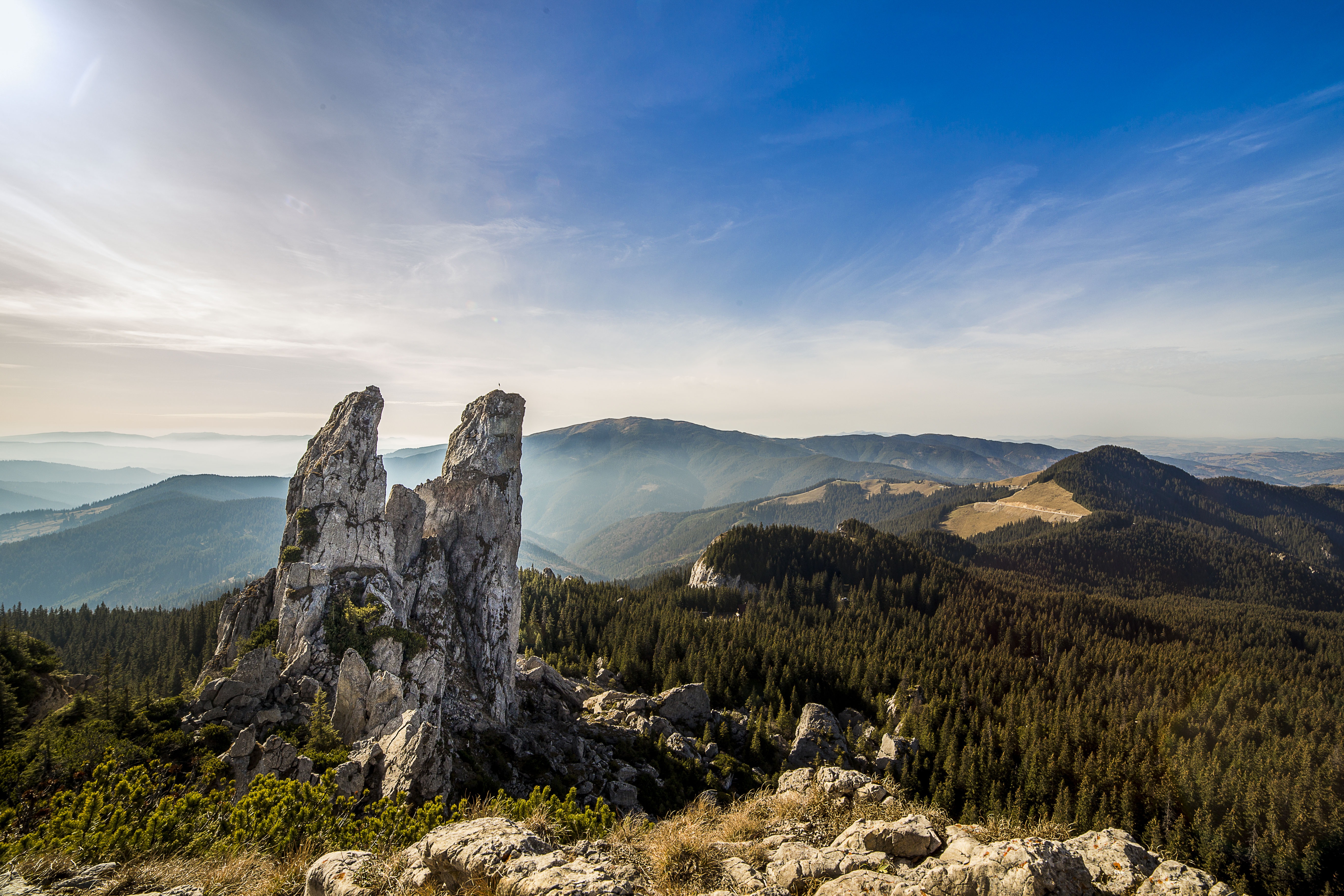 Free photo View of the mountain range from a high point