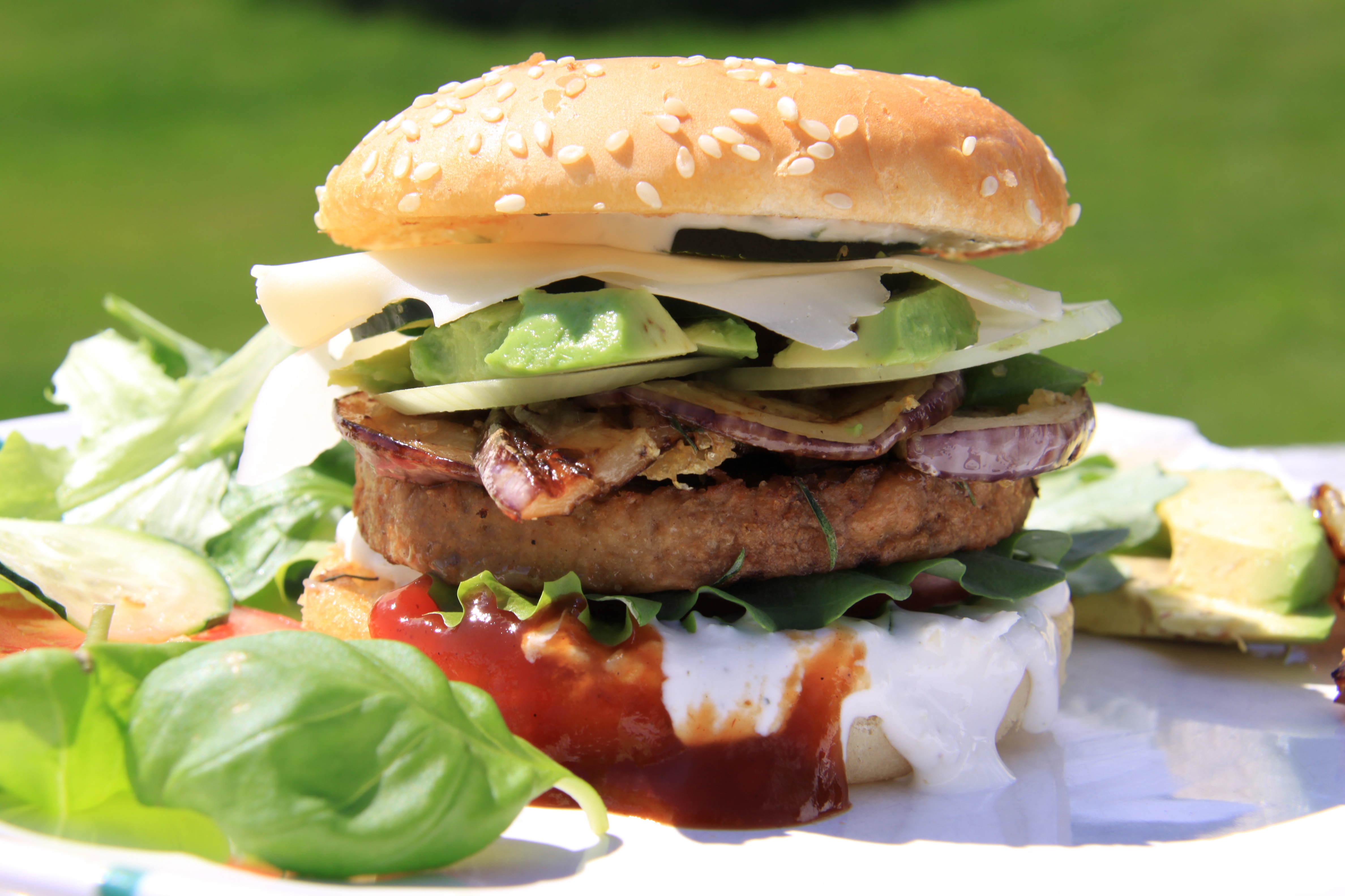 Free photo There`s a hamburger lying on the table close-up