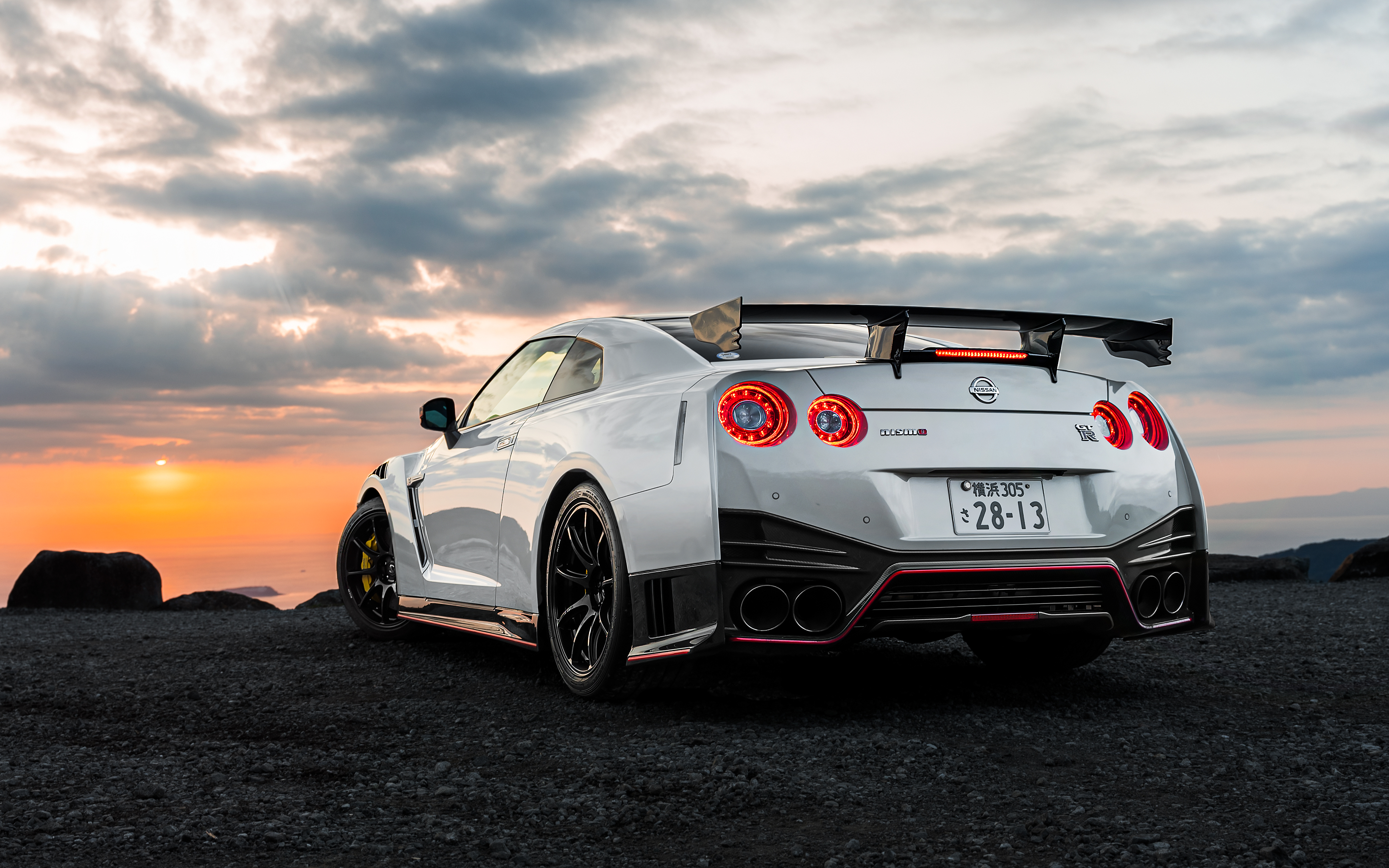 Бесплатное фото Nissan GTR вид сзади на закате