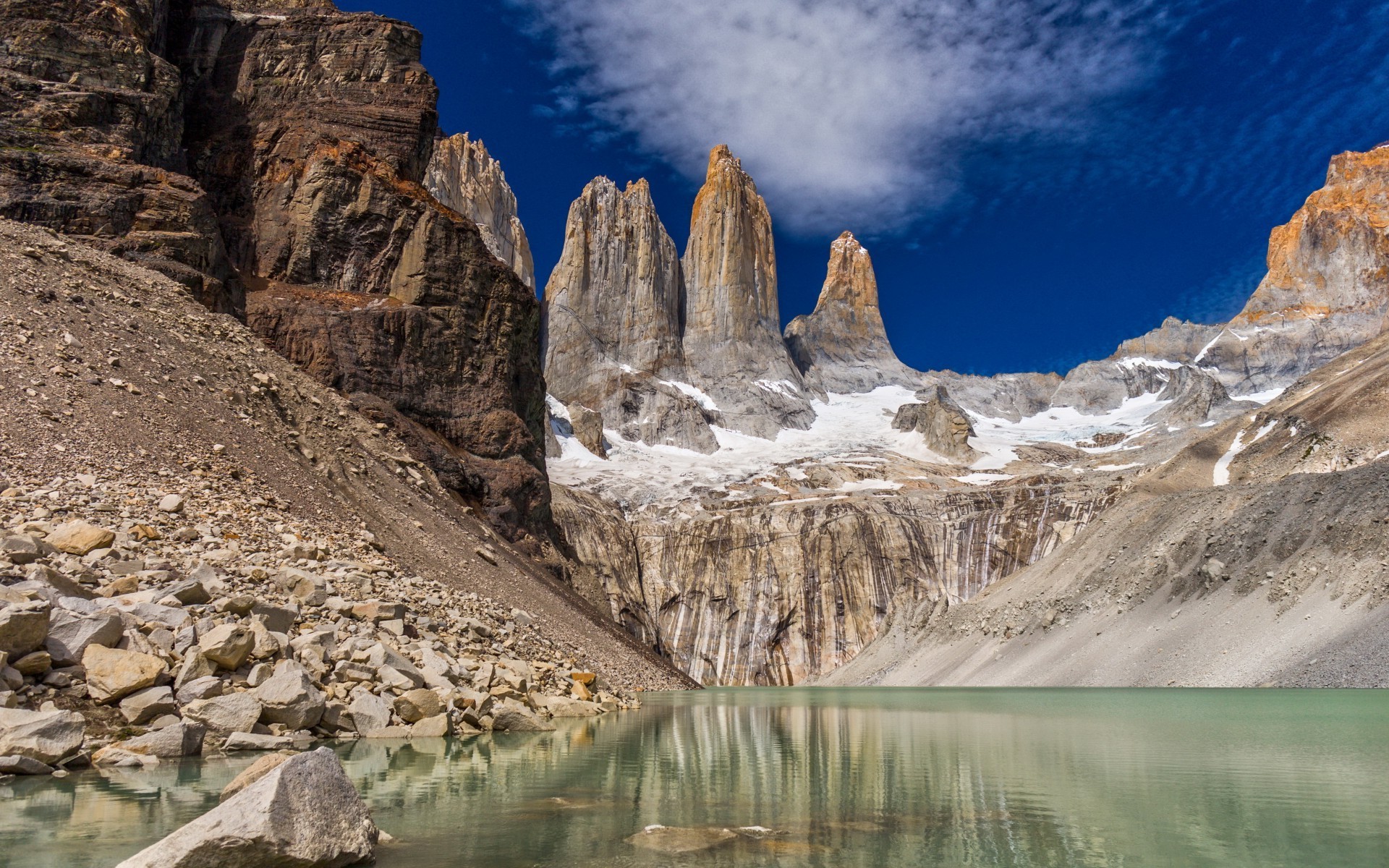 Free photo A lake in the Canadian Rockies