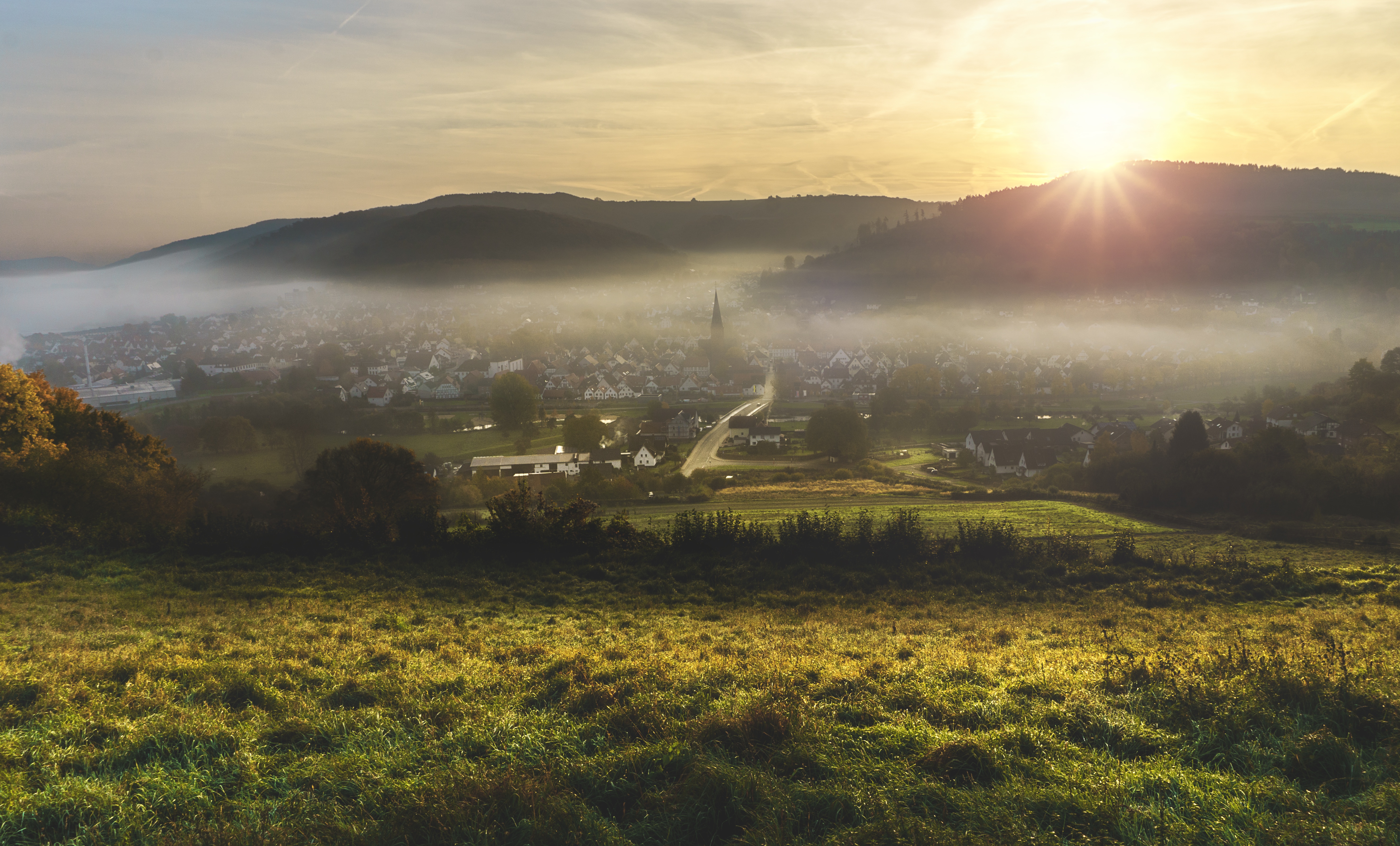 Free photo Amazing sunrise in a town located in a valley