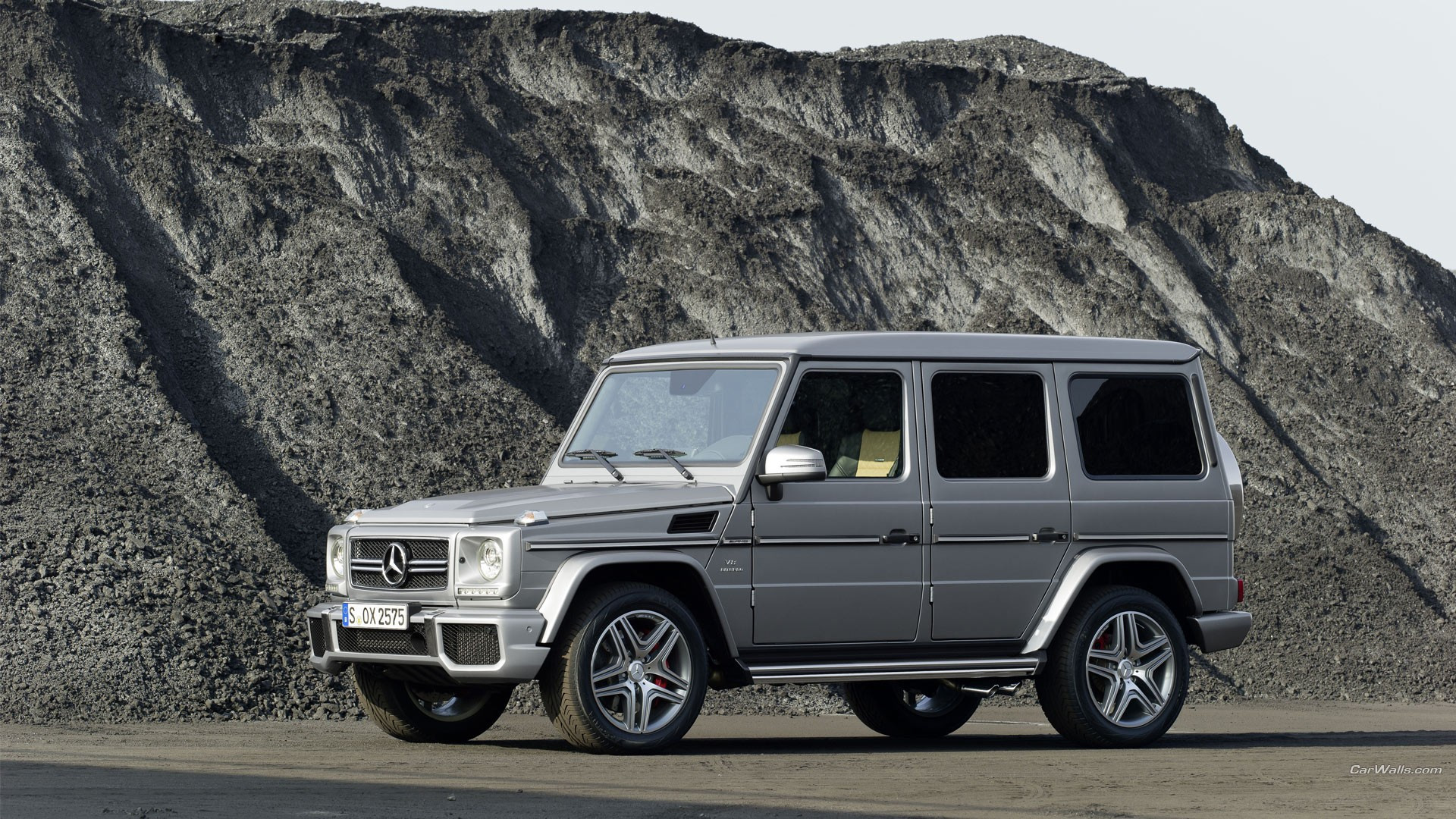 Бесплатное фото Серебристый Mercedes-Benz G-класс