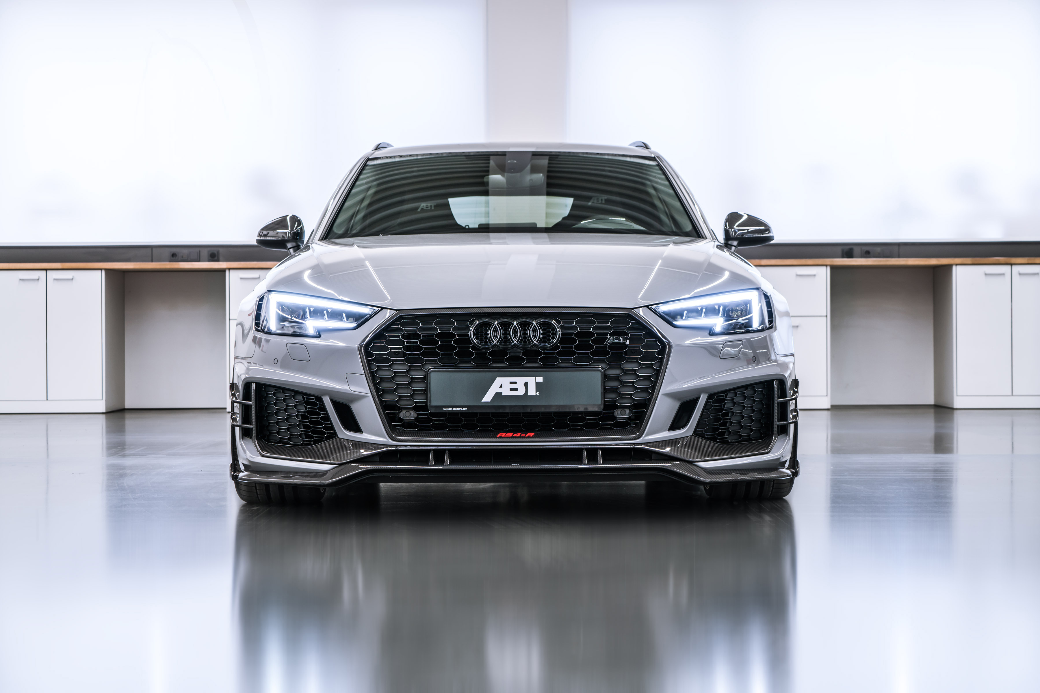 Бесплатное фото Белая Audi Rs 4 Avant 2018 года