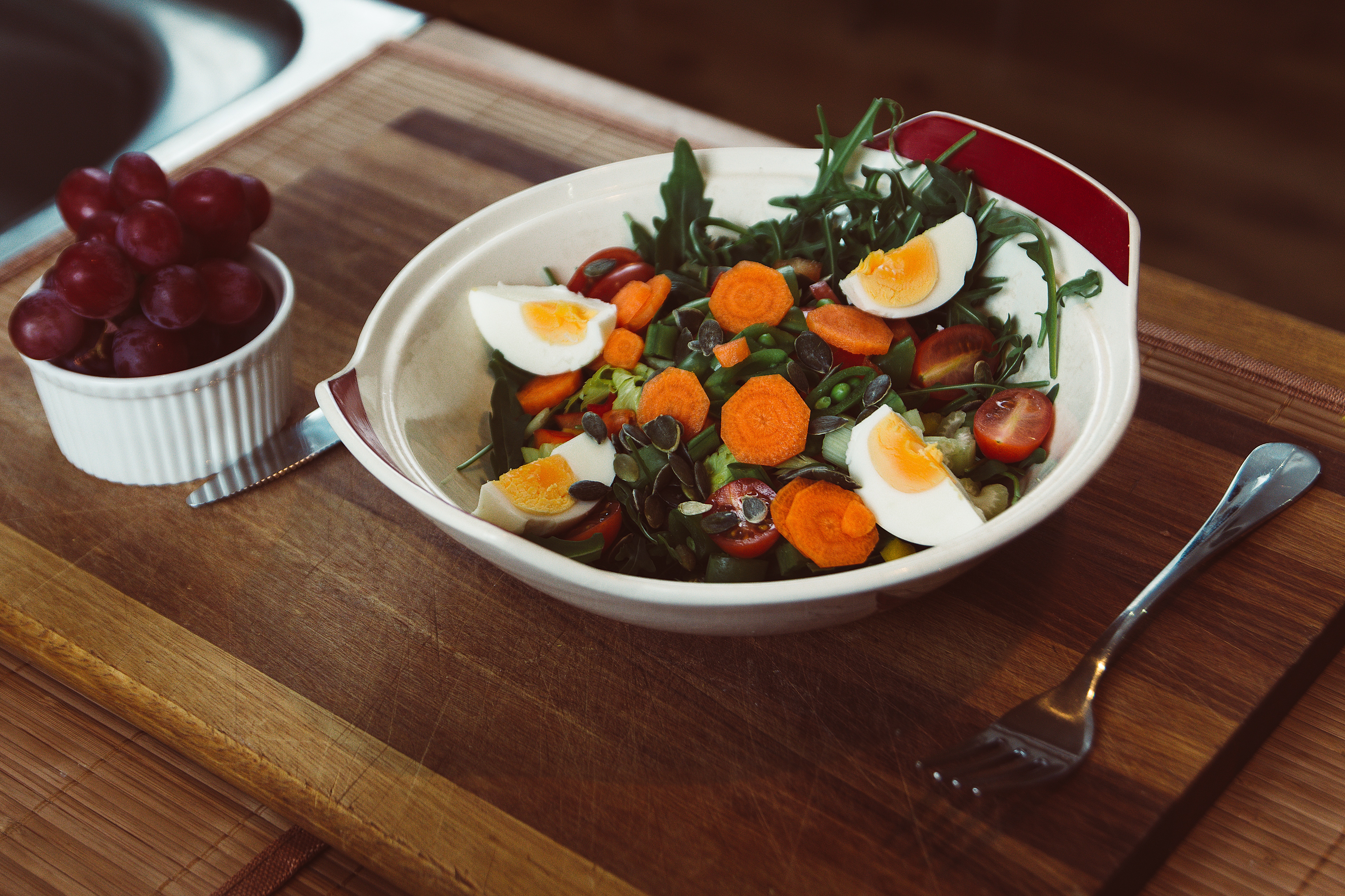 Free photo A healthy dinner salad in a large white plate