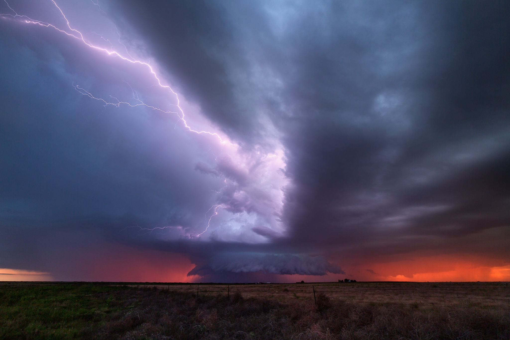 Free photo A huge storm with lightning