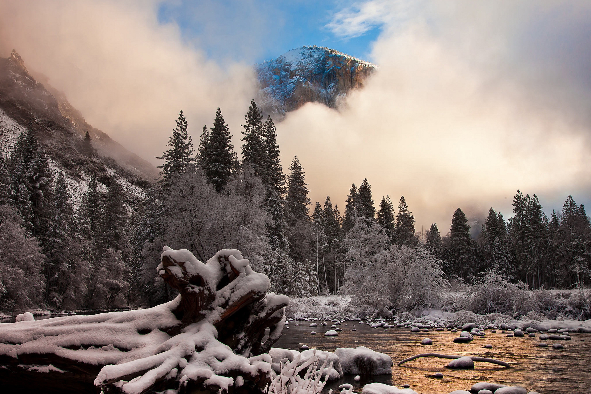 Free photo A winter shallow river in California