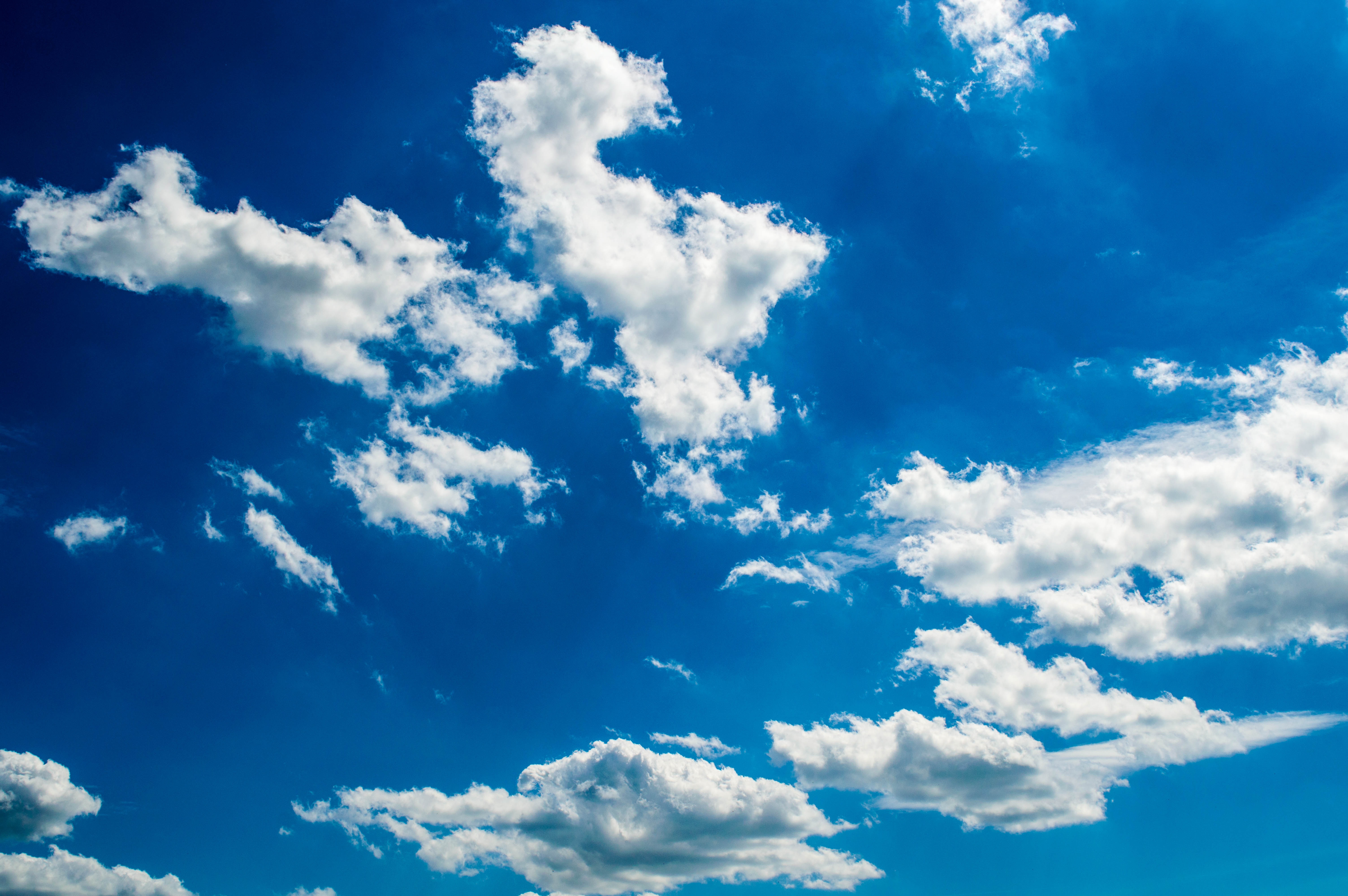 Free photo White clouds in a blue sky