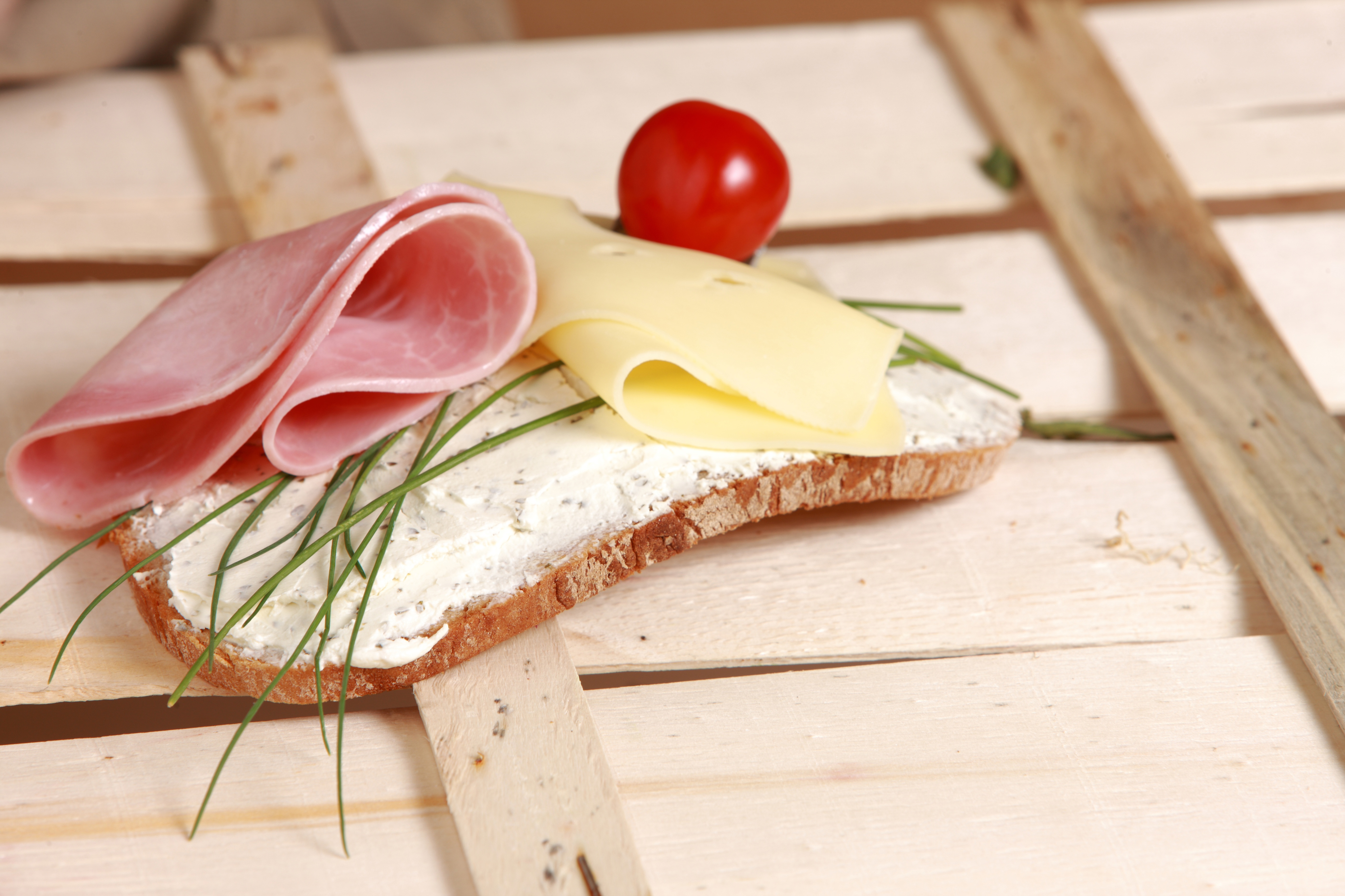 Бесплатное фото Бутерброд с колбасой и сыром