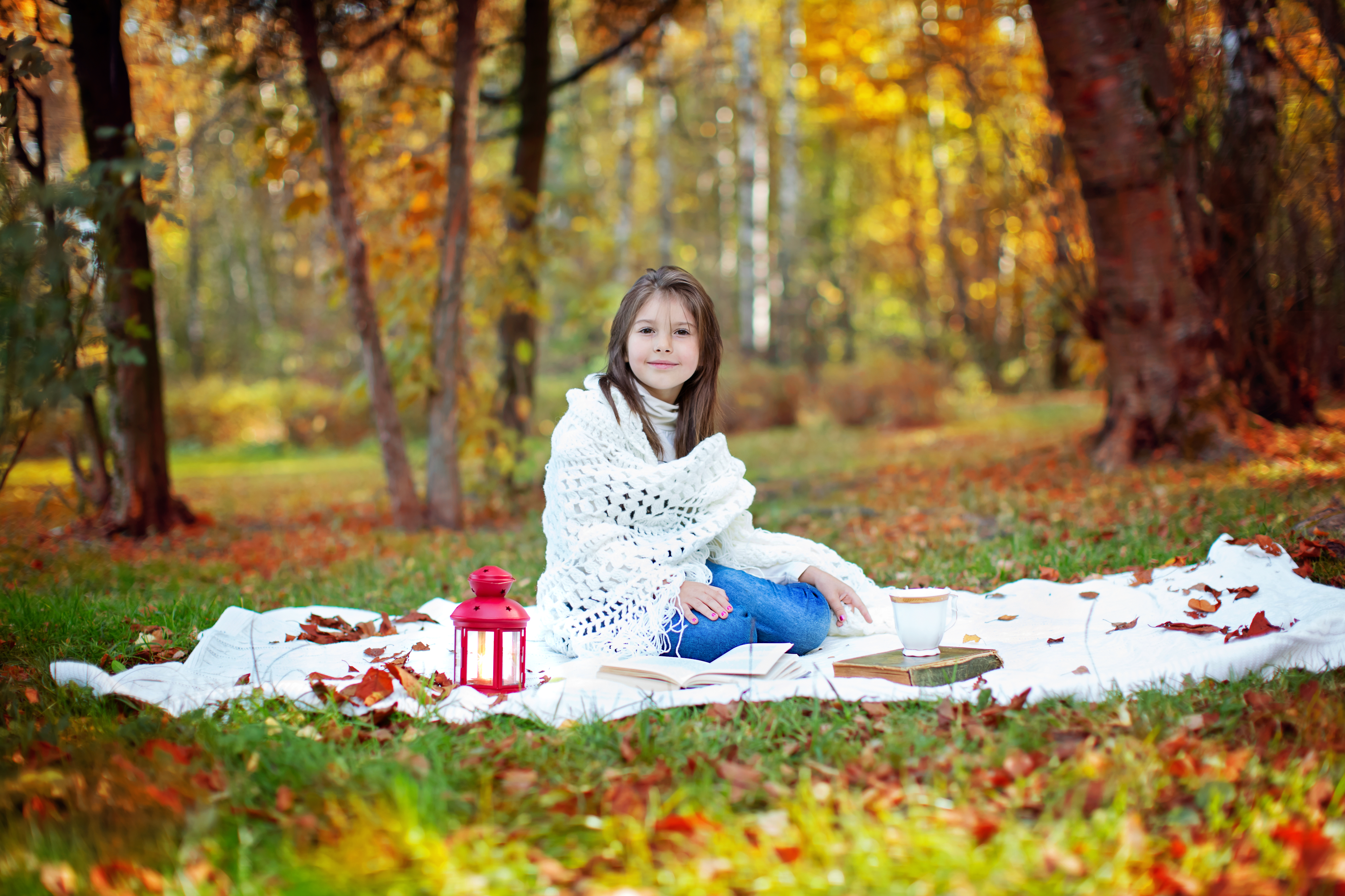 美丽的女孩，在空地上，在秋天的森林里，照片。