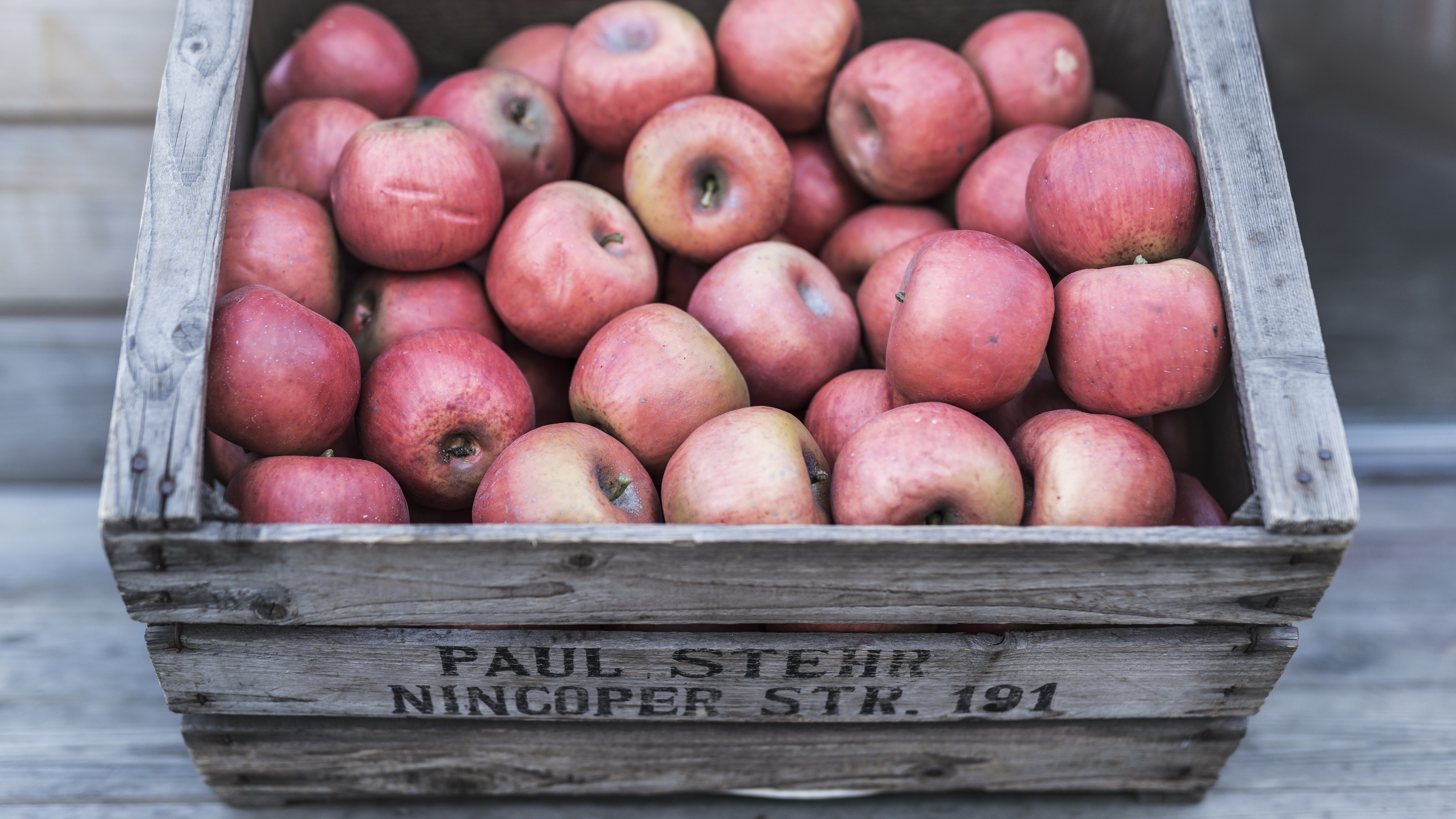Wallpapers fruits wallpaper apple box food on the desktop
