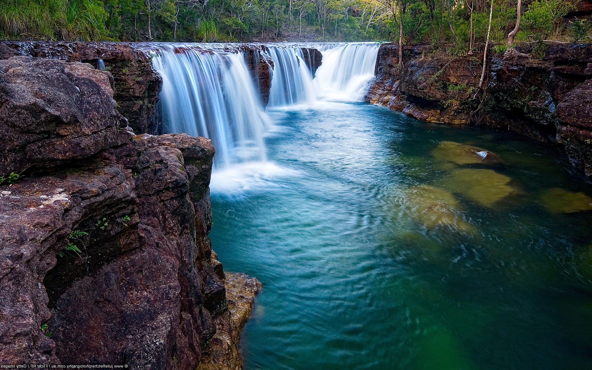 Бесплатное фото Водопад в джунглях скалистой местности