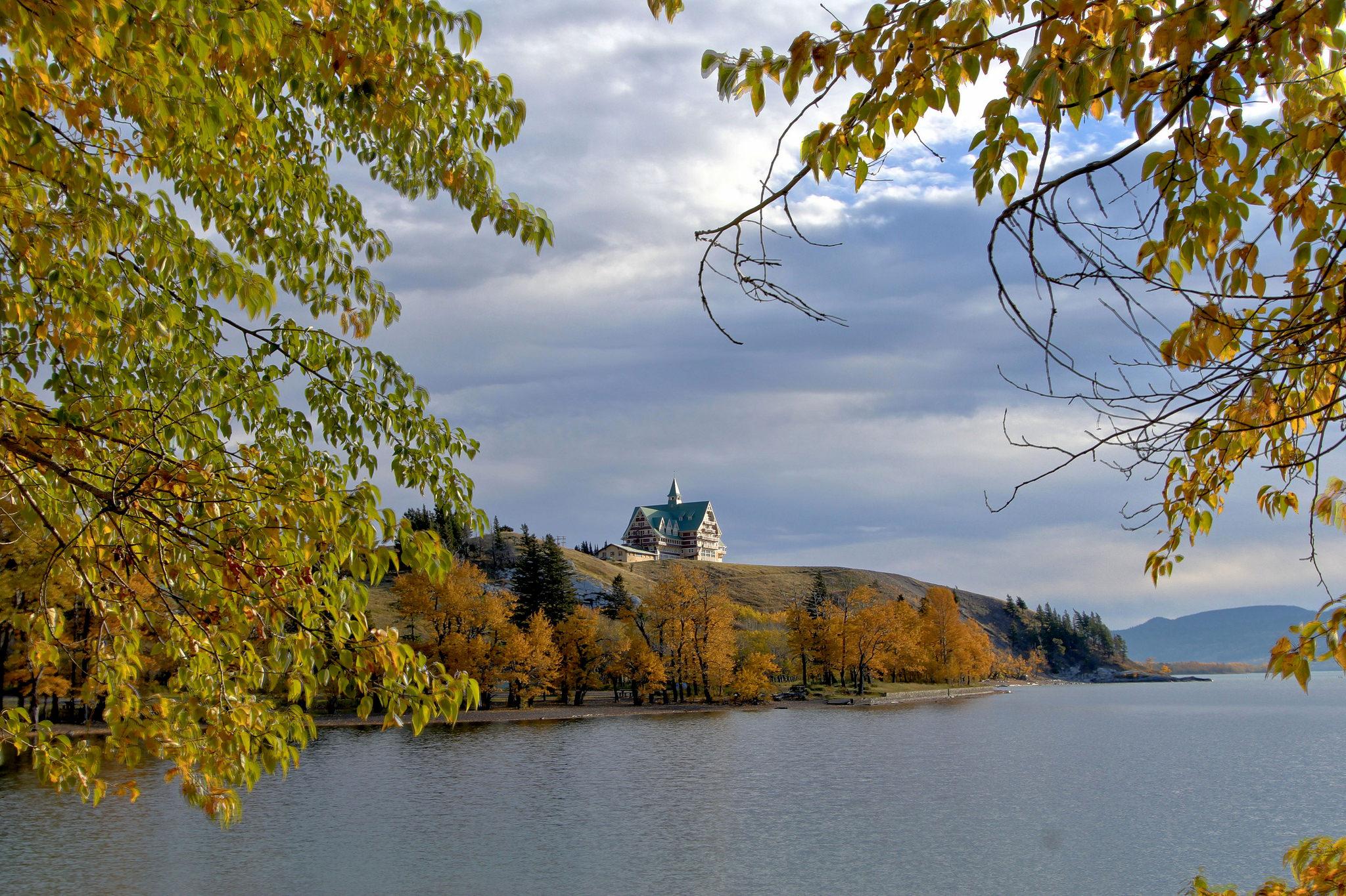 Обои Prince of Wales Hotel Waterton National Park осень на рабочий стол