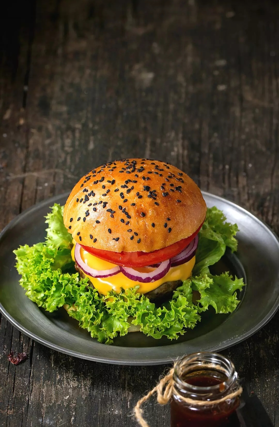 Бесплатное фото Домашний гамбургер, оформленный в деревенском стиле