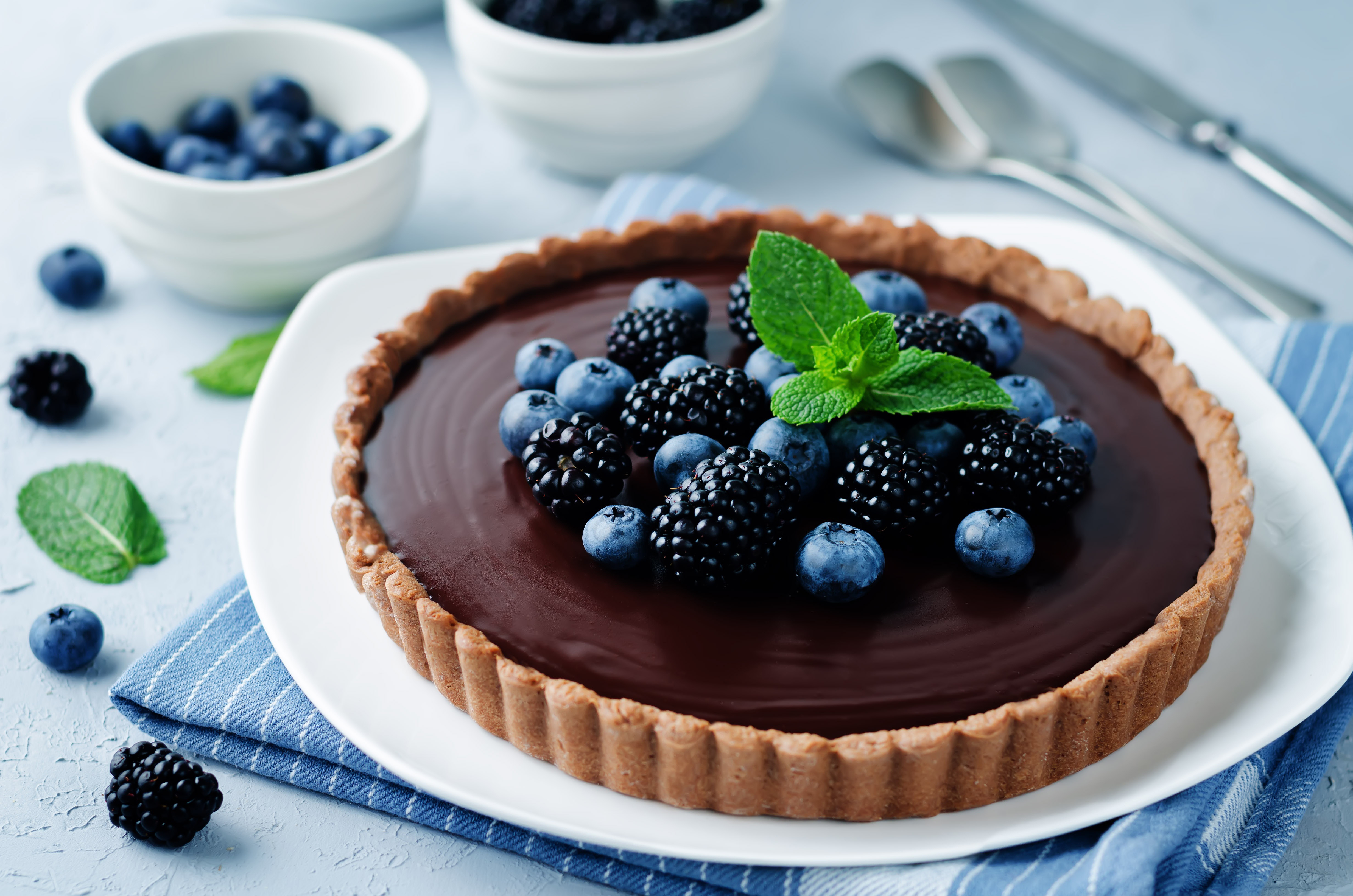 Free photo Delicious cake with blackberries and blueberries