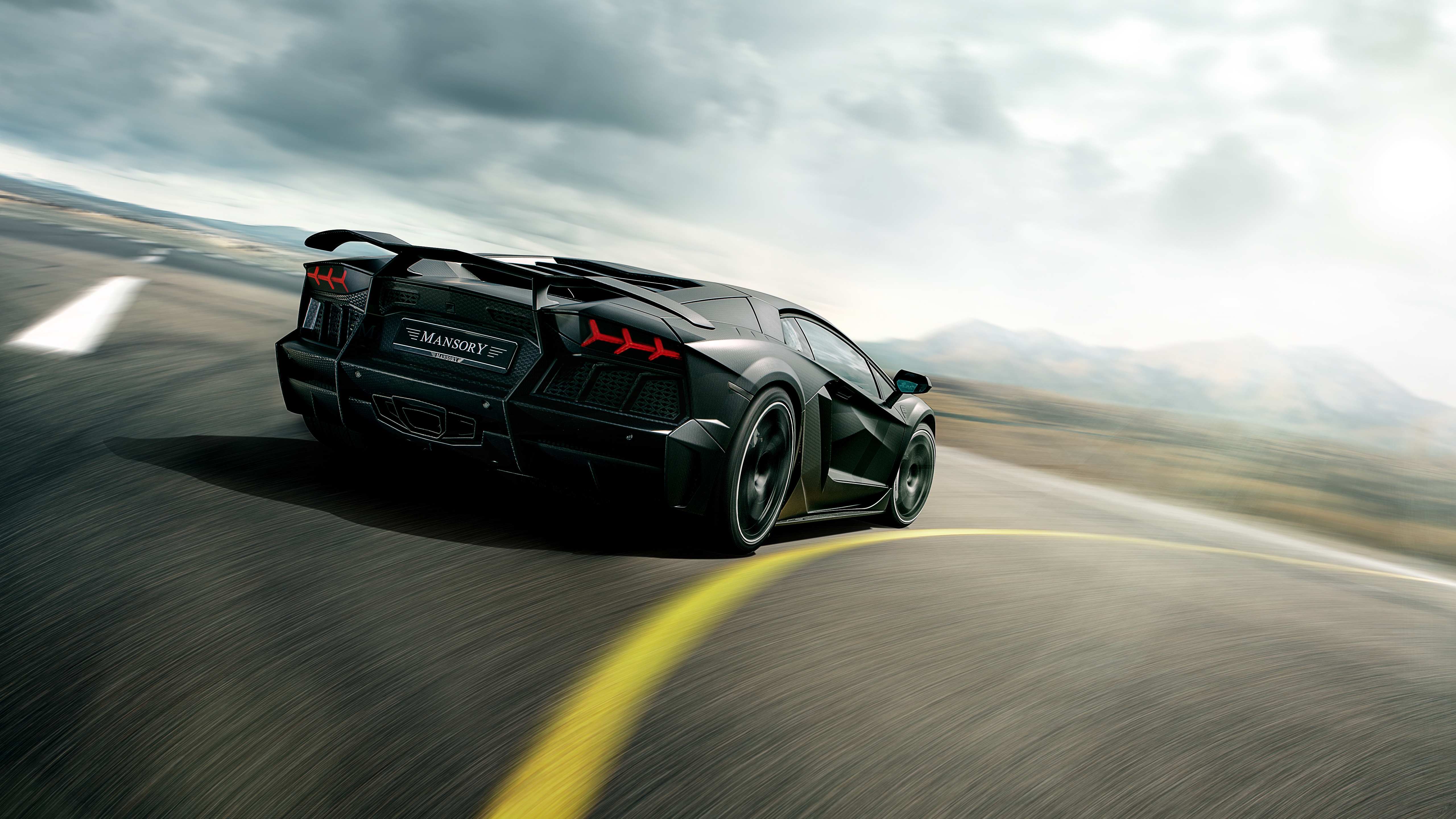 Бесплатное фото Черная lamborghini aventador lp700 carbonado входит в поворот на высокой скорости