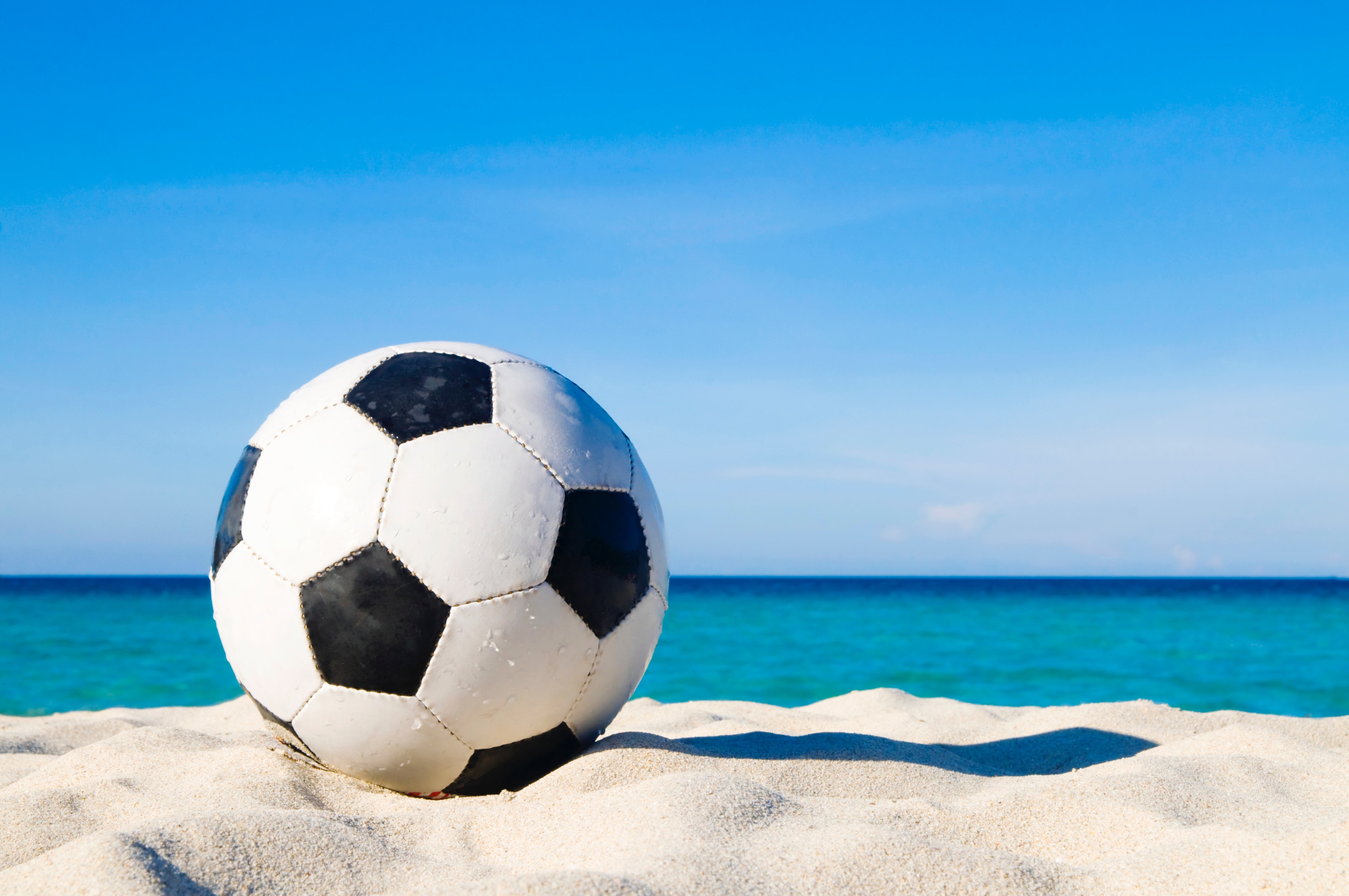 沙滩上的足球