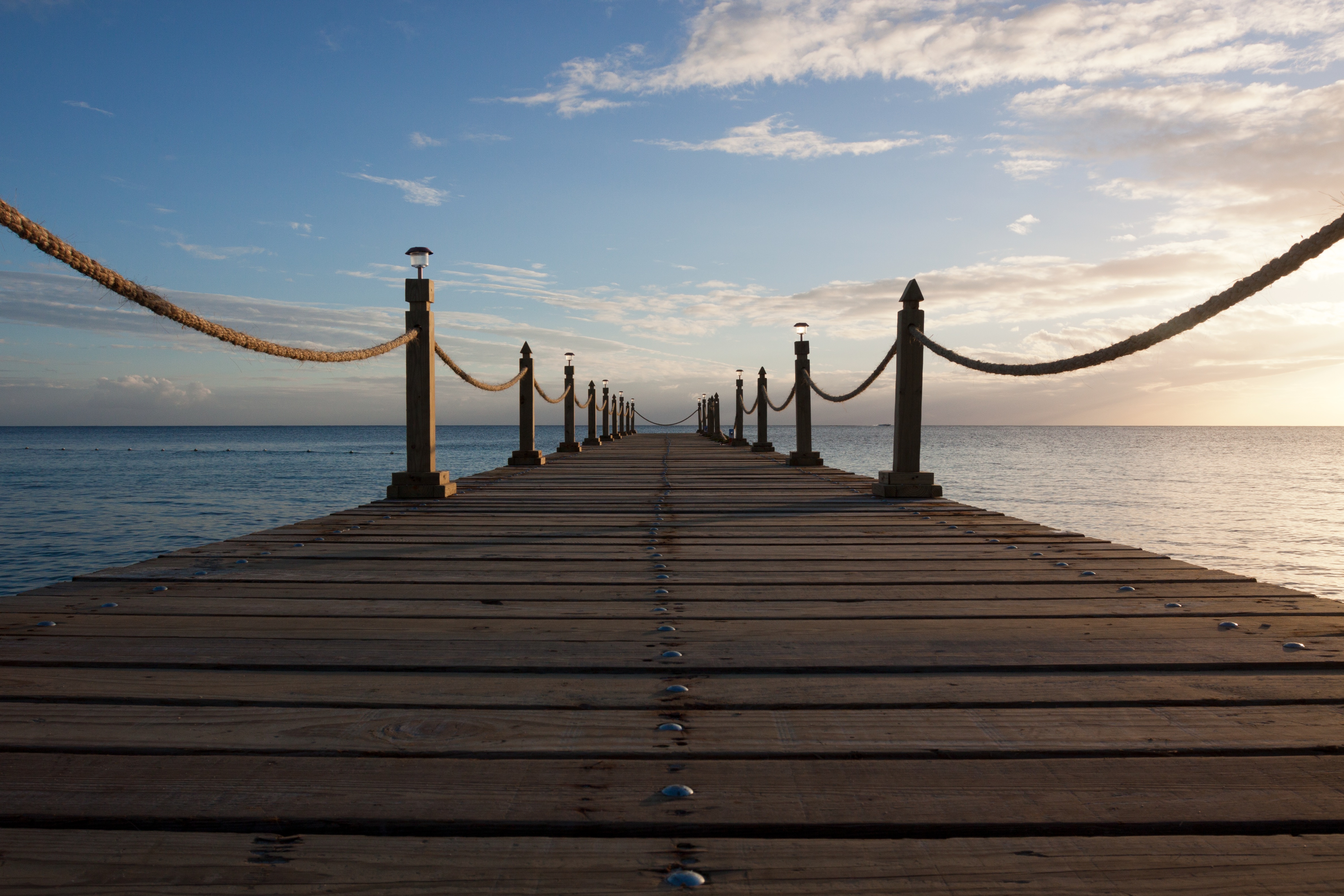 Free photo Wooden bridge on the sea