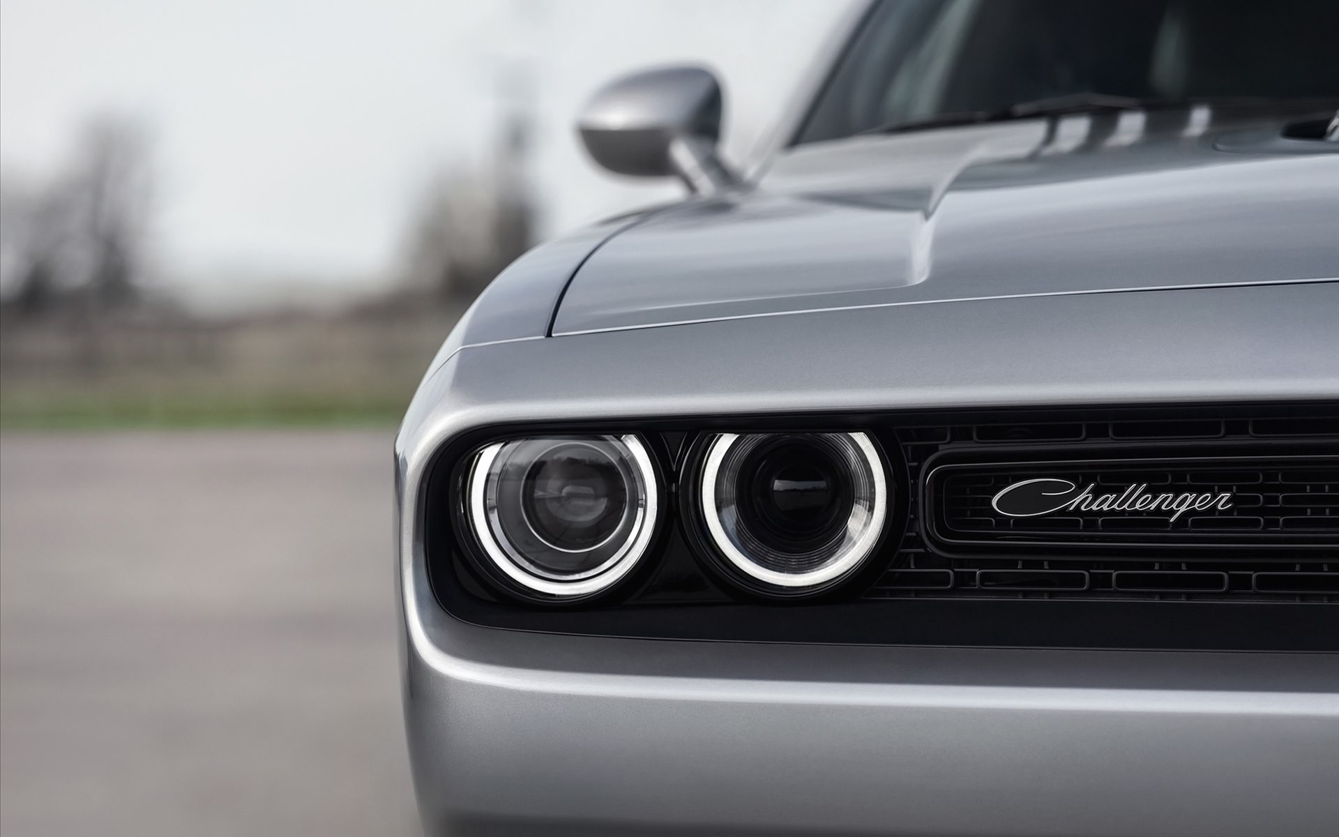 Free photo Dodge Challenger gray headlight close-up