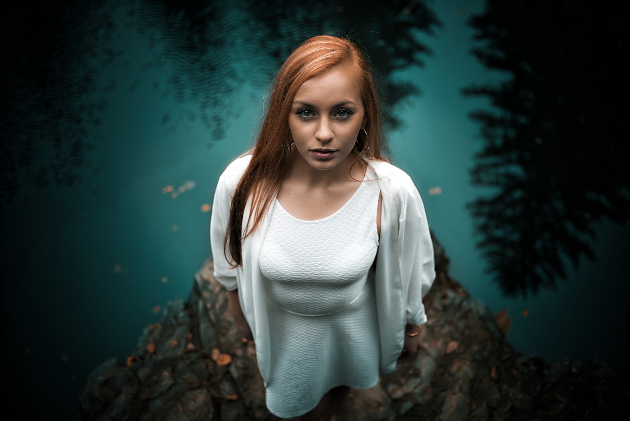 Free photo A girl in white clothes standing by the water