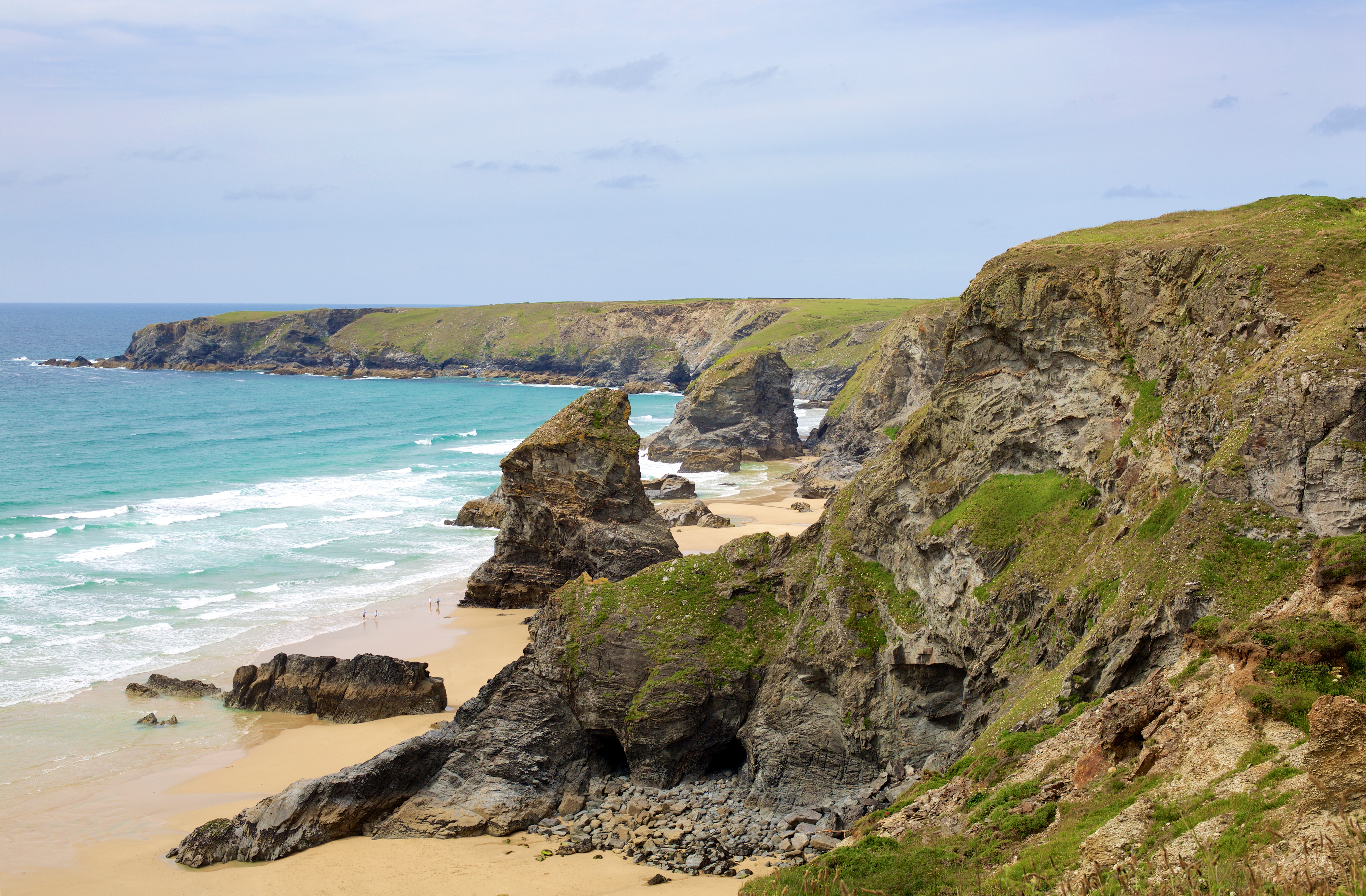 Free photo Wild sea beach with rocks