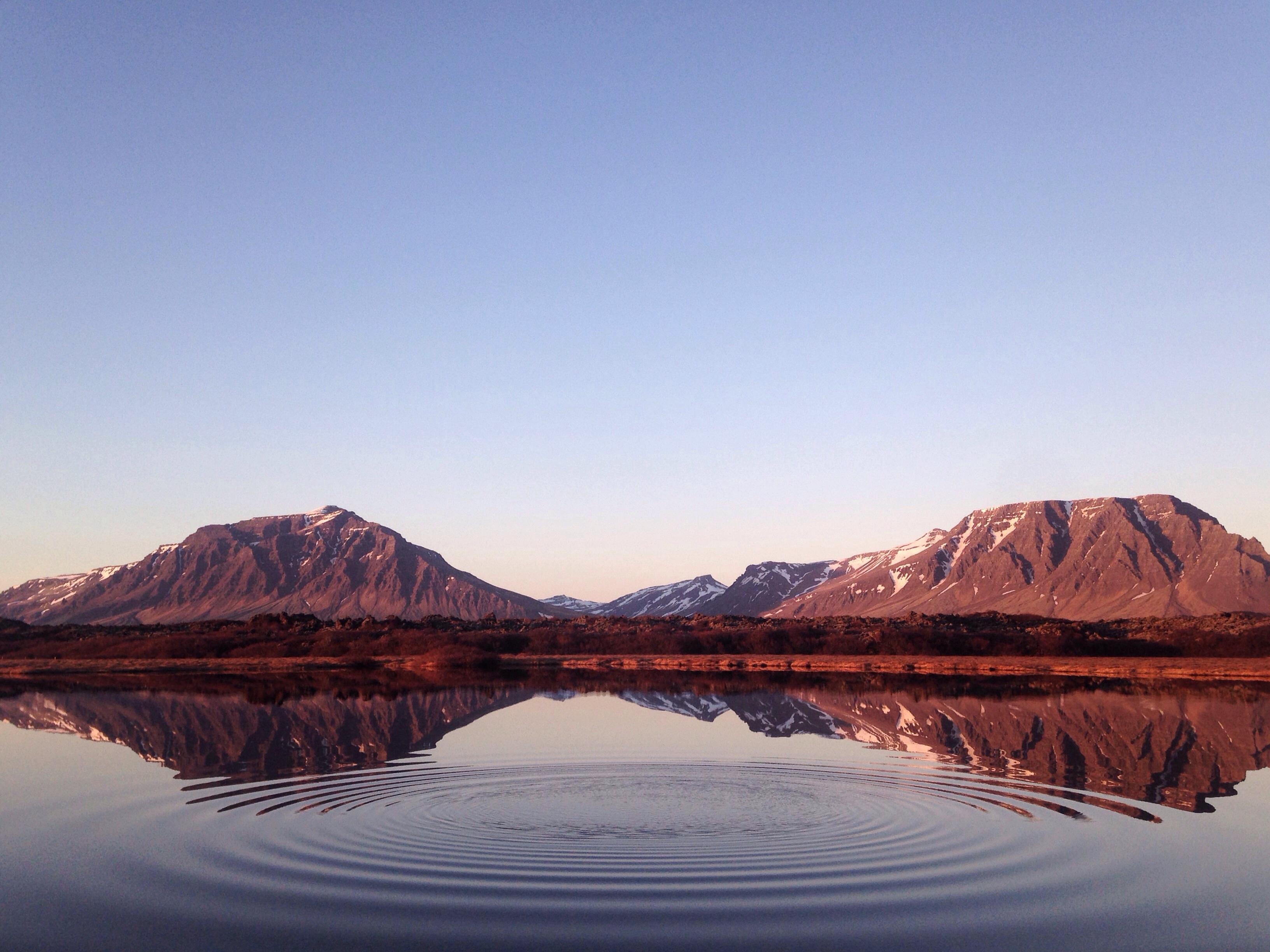 Free photo A beautiful lake in Iceland with a mountain range as a backdrop