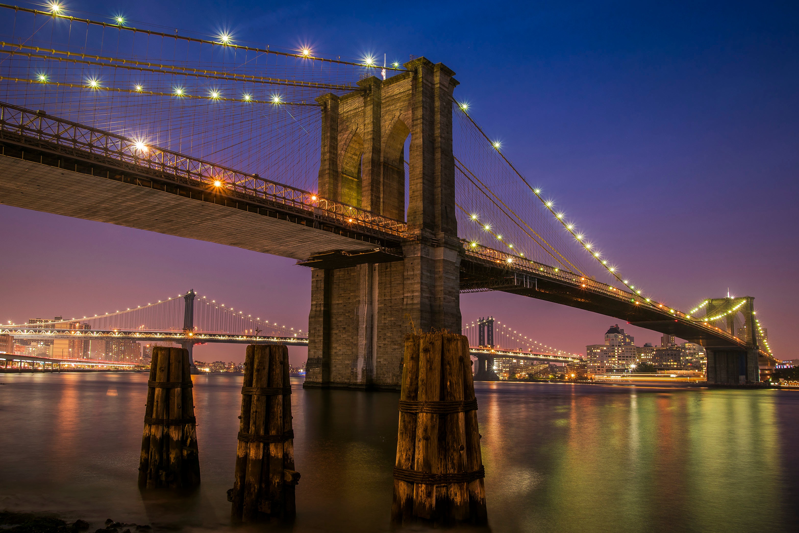 Free photo Illuminated suspension bridge at night