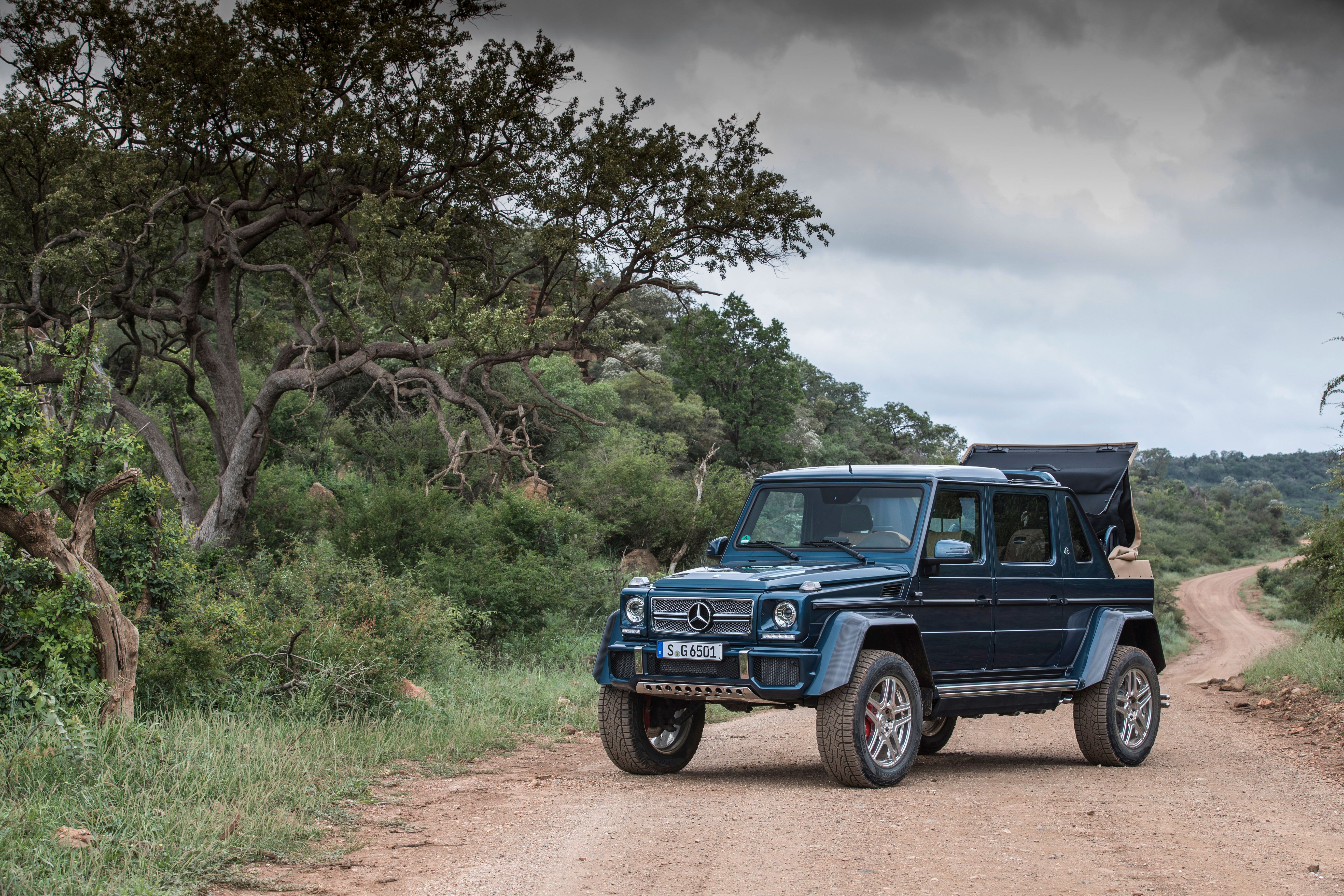 Обои Mercedes-Maybach G 650 Landaulet 2017 грунтовая дорога автомобиль на рабочий стол