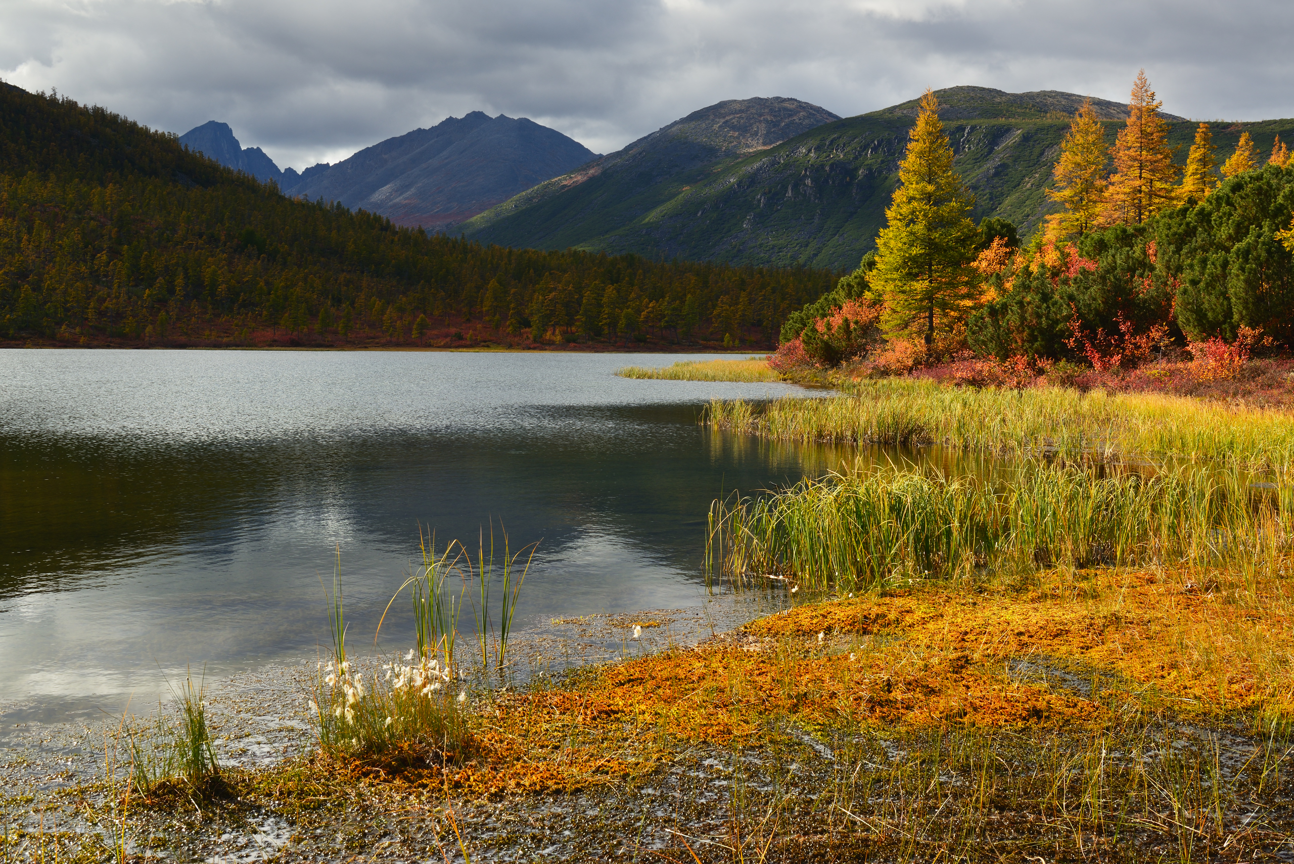 山脉和秋天的湖泊