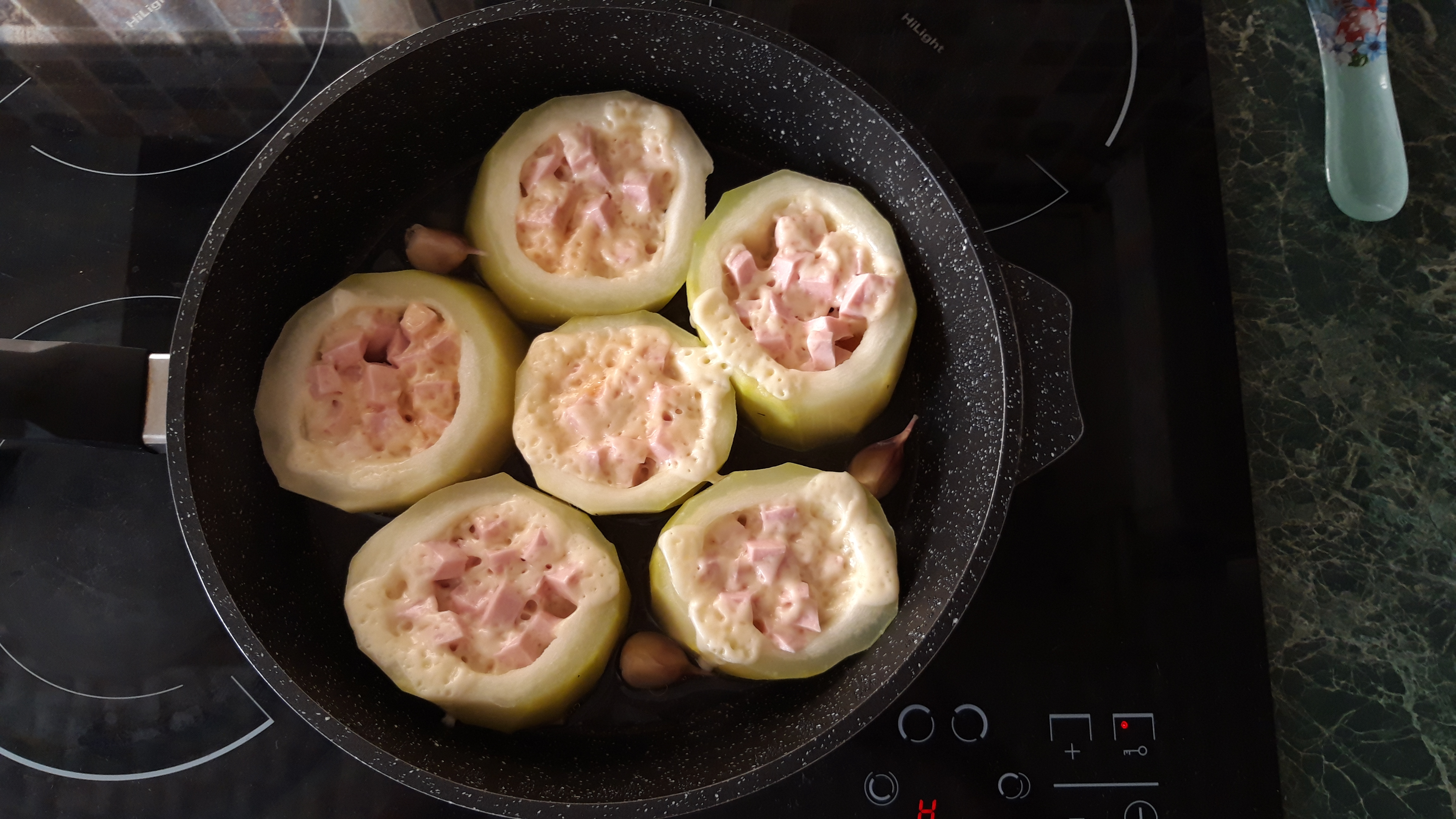 Кабачки с колбасой и сыром