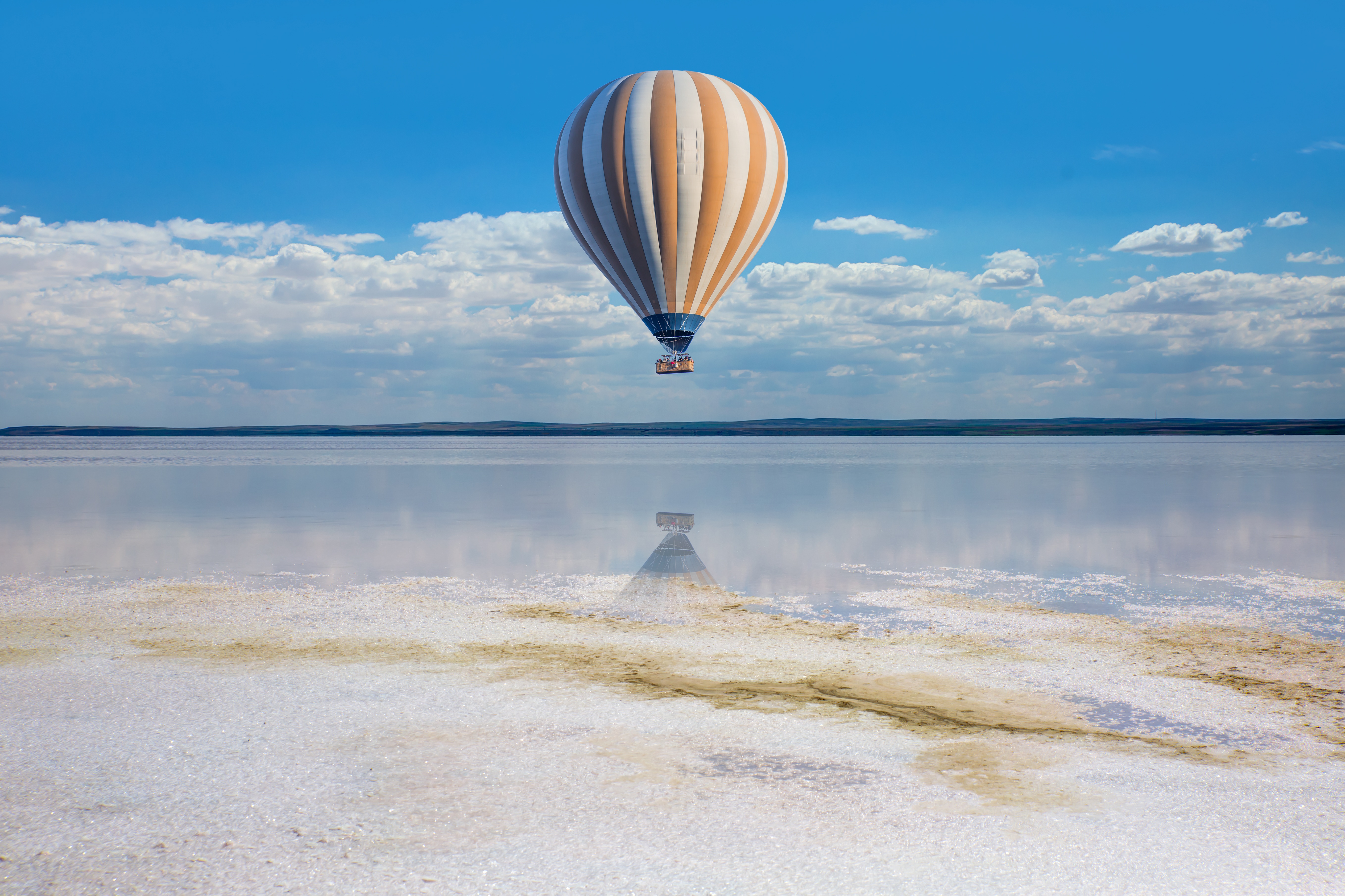 Free photo A hot air balloon flying low over the water.