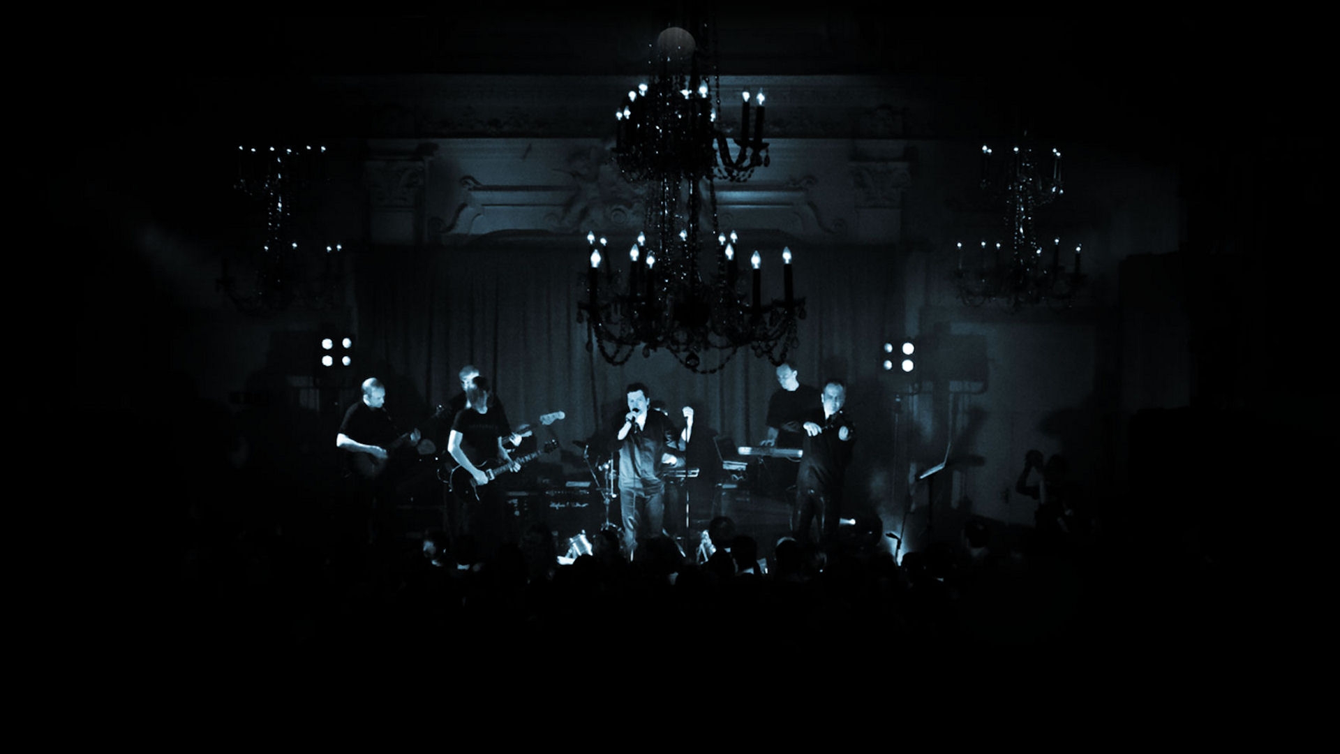 桌面上的壁纸黑 单铬 晚上