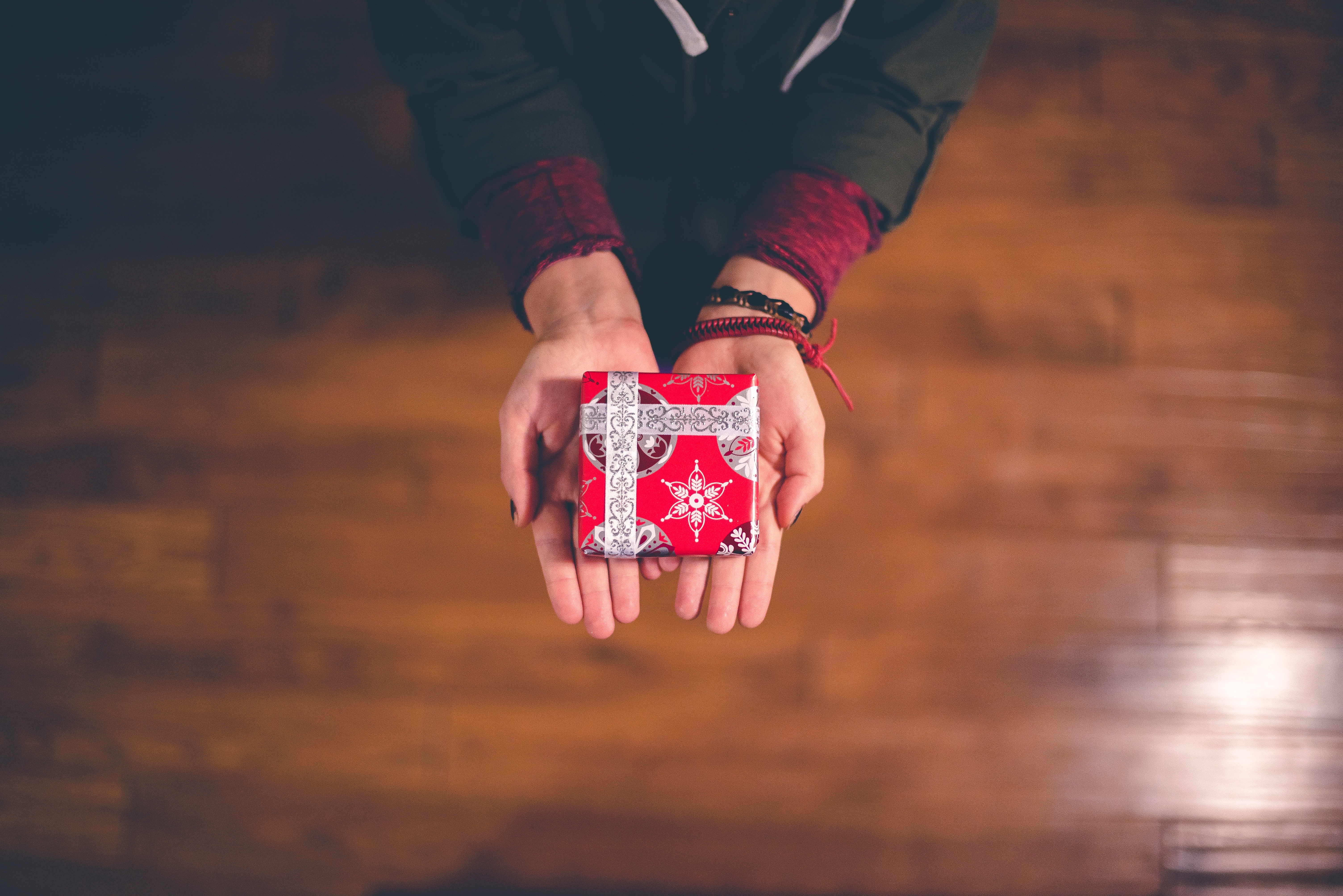 Free photo A red gift in a woman`s hands