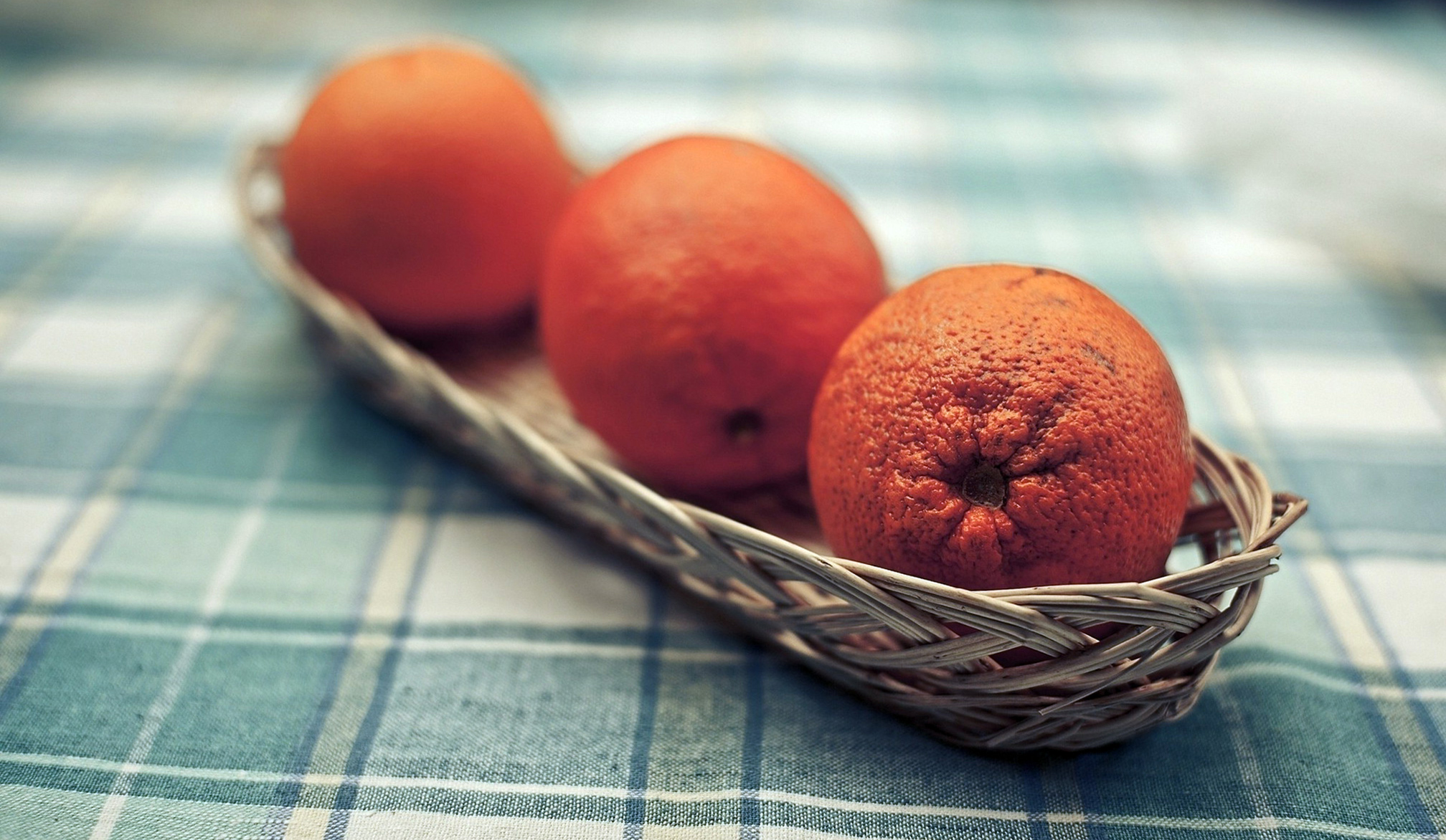 Три спелых апельсина