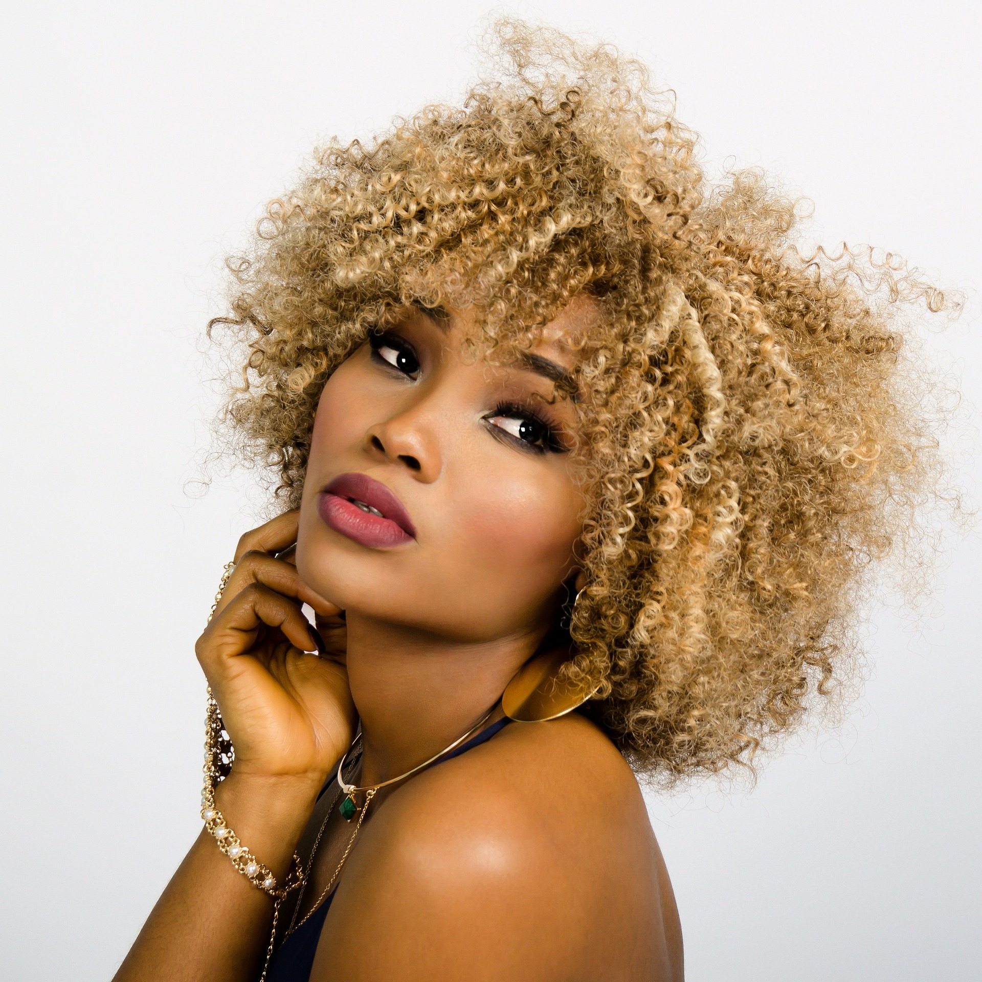 Free photo Dark-haired girl with curly short hair