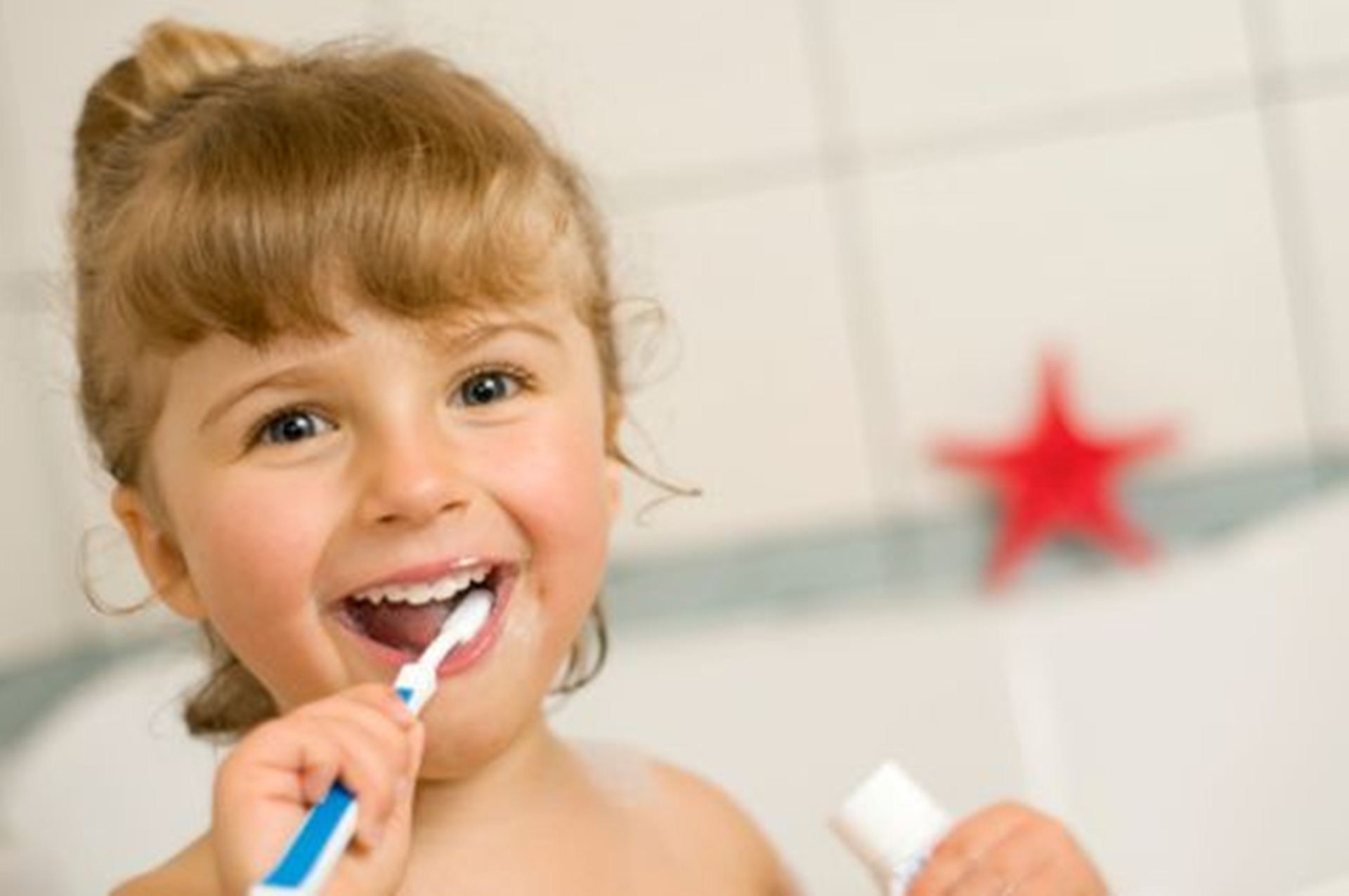 免费照片刷牙微笑的小女孩