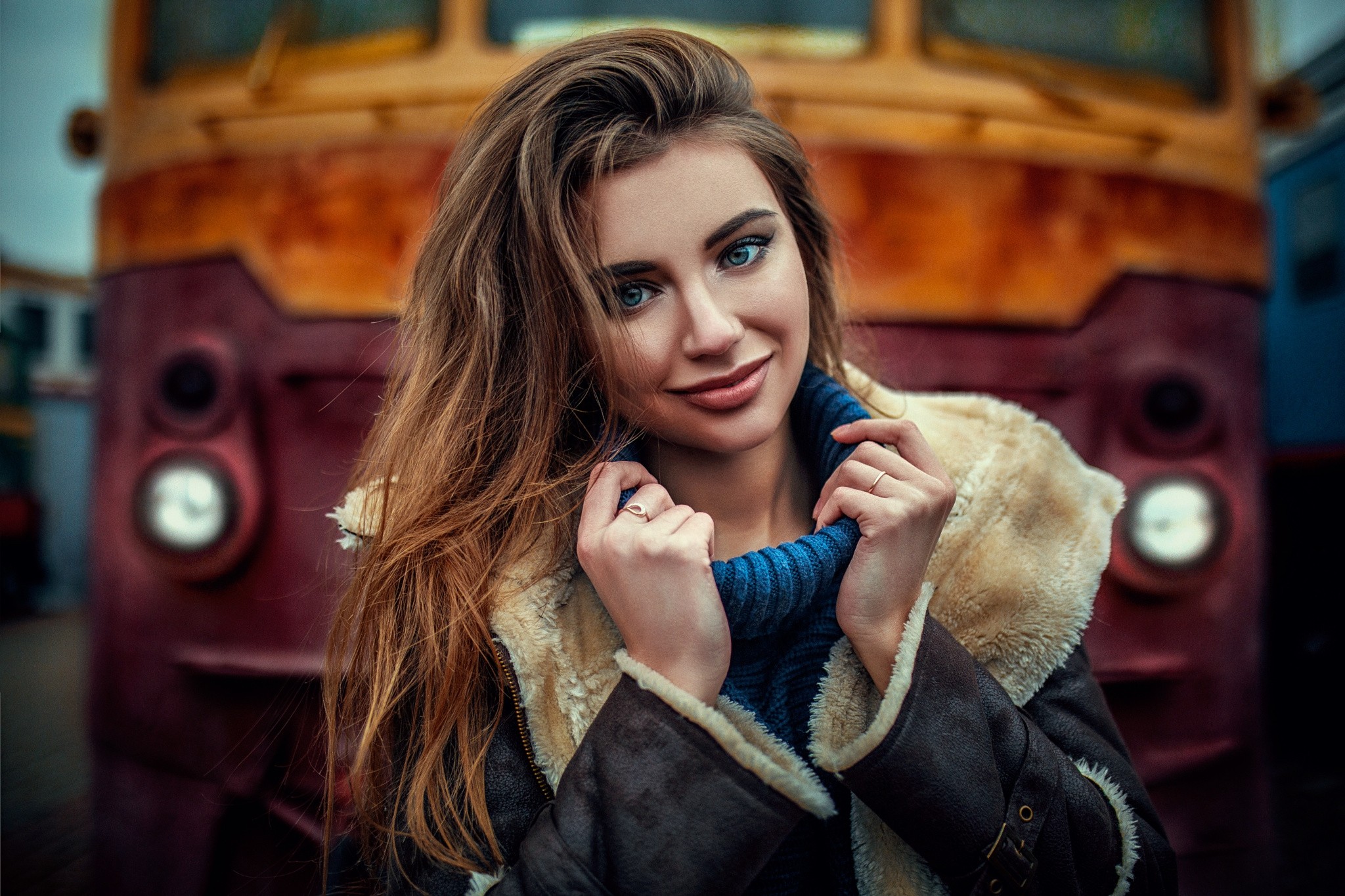 Free photo Beautiful girl on the background of the train