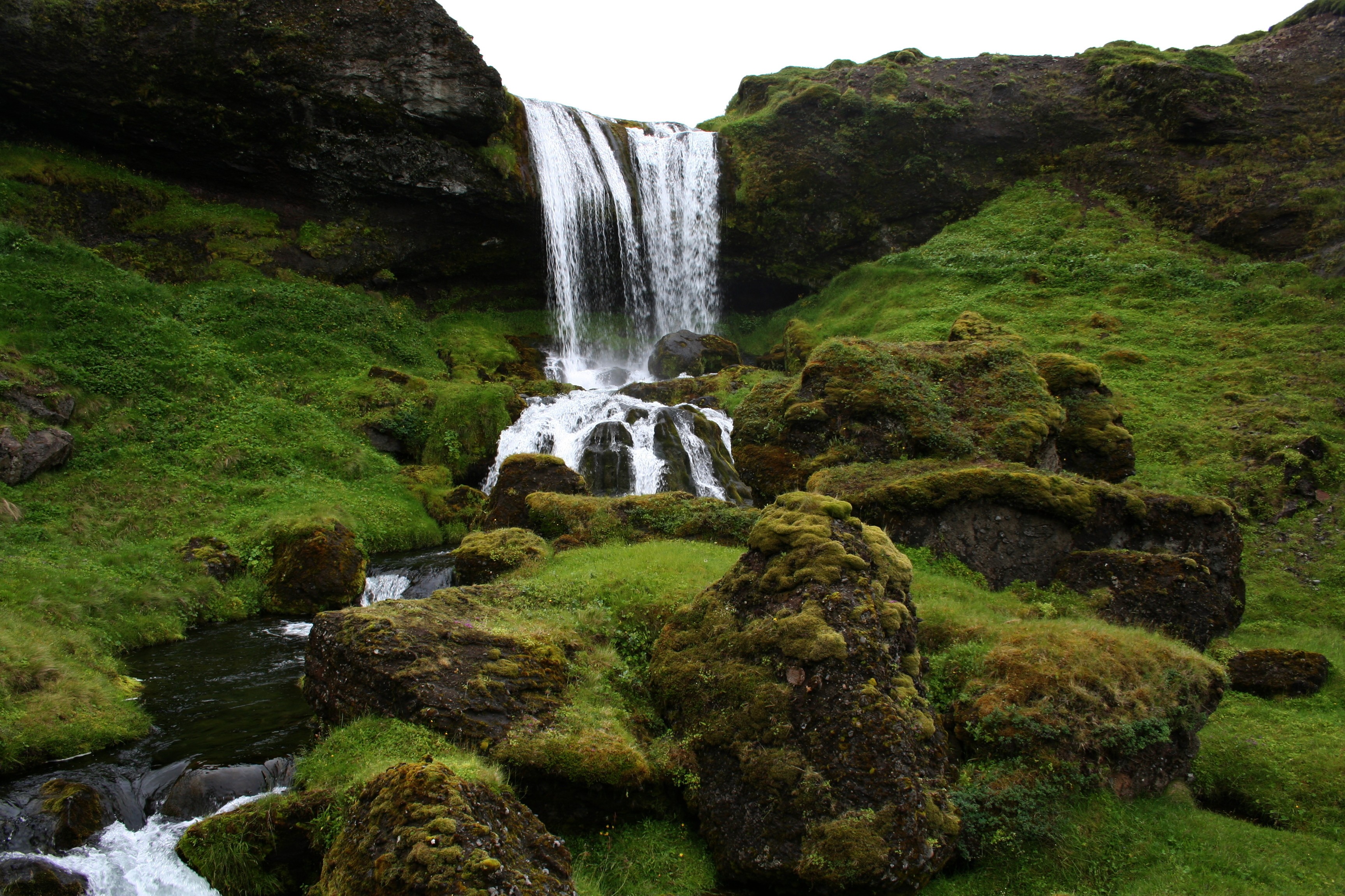冰岛悬崖瀑布