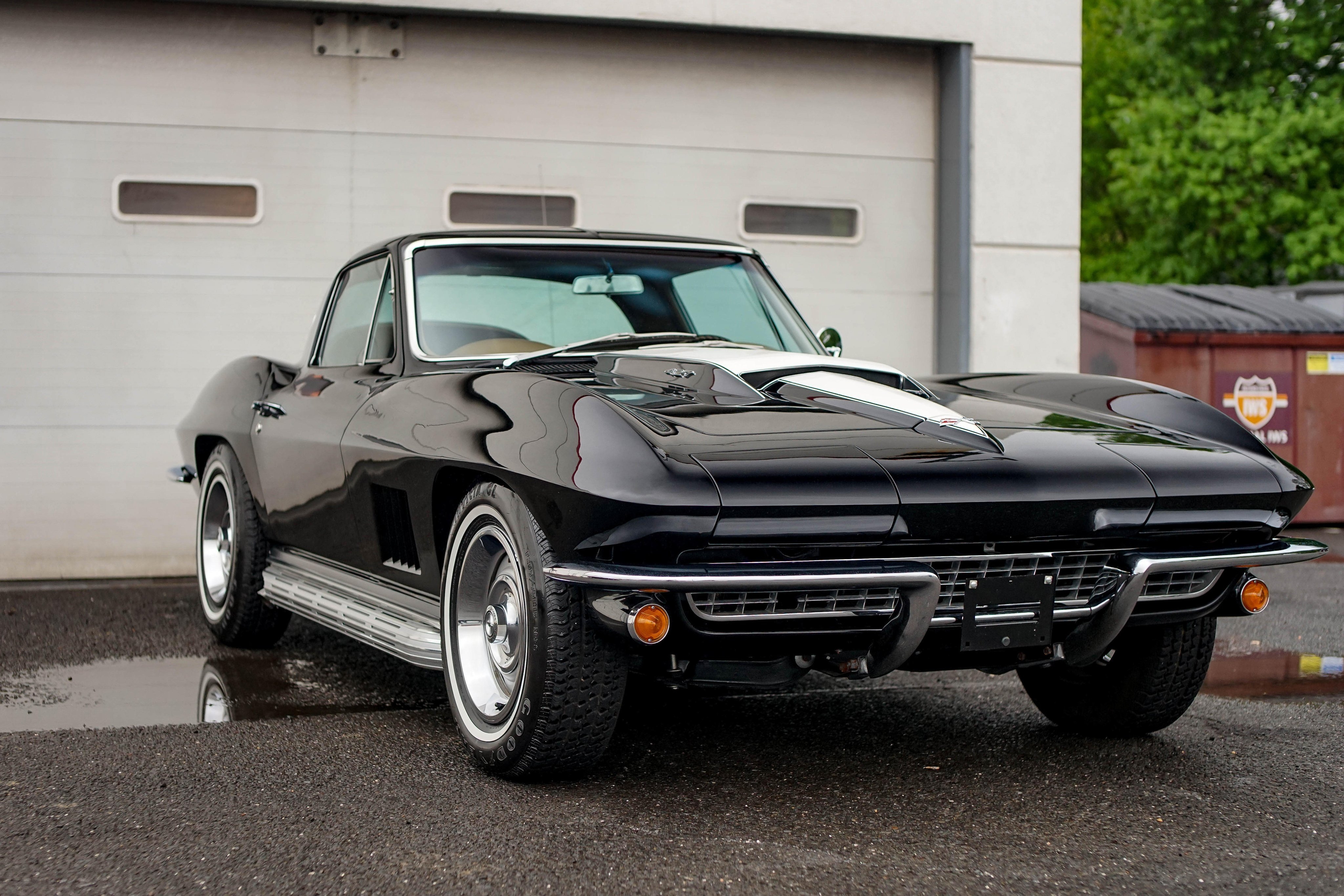 Free photo 1967 black chevrolet corvette.